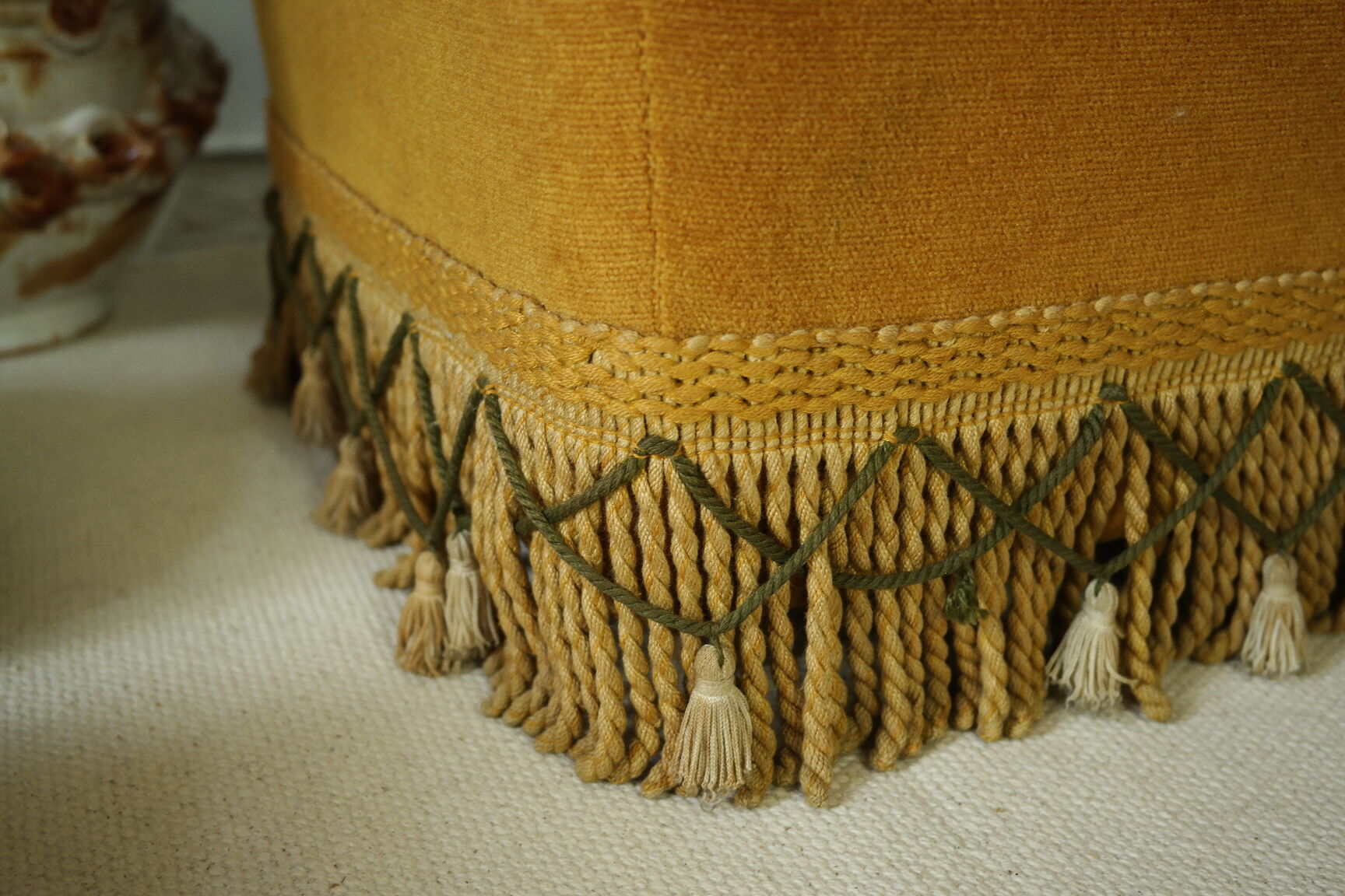 Pouf coffre vintage velours ocre et passementerie