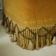 Pouf coffre vintage velours ocre et passementerie