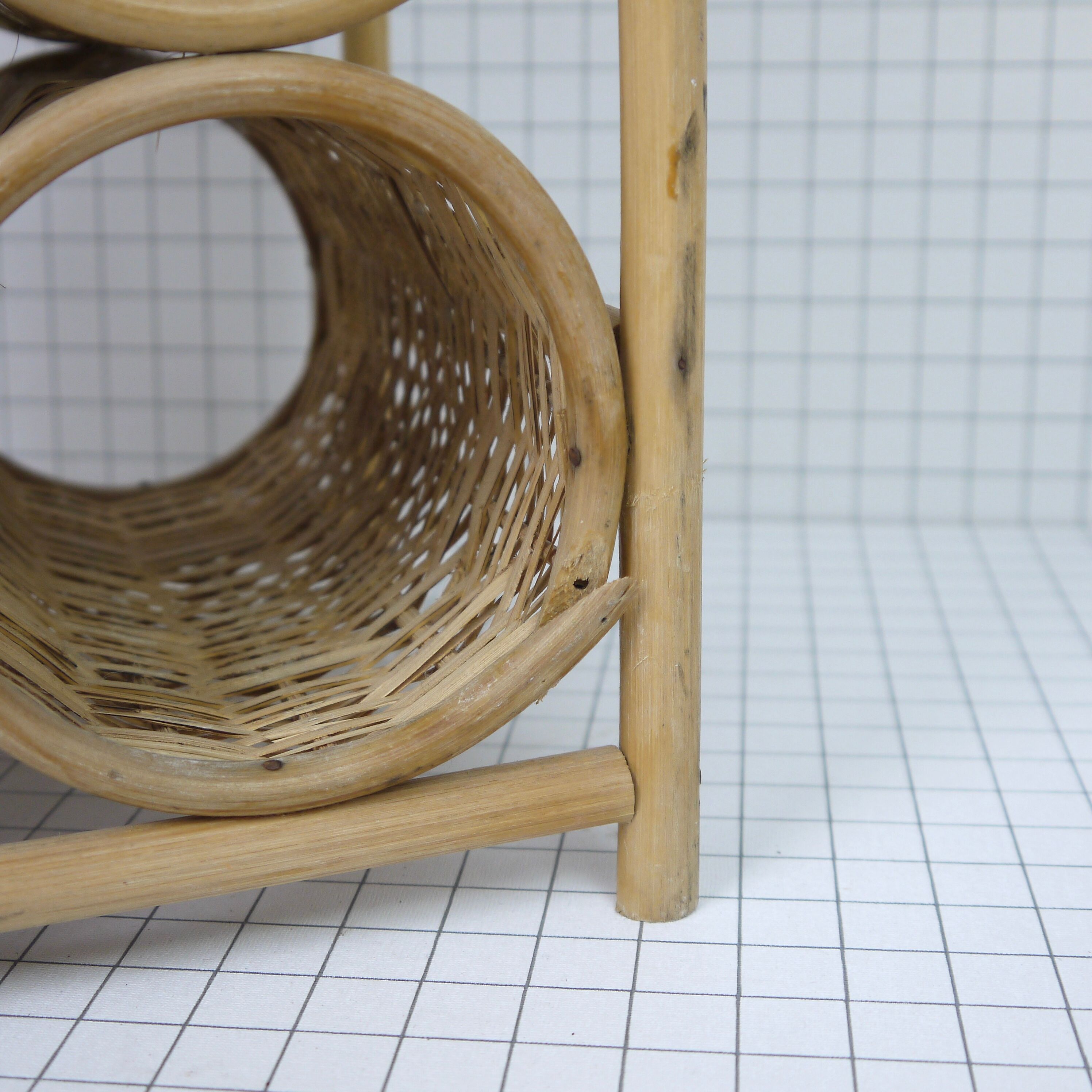 Bottle rack in wicker and rattan