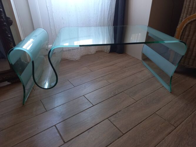 Table basse design en verre trempé et courbé avec porte-revues