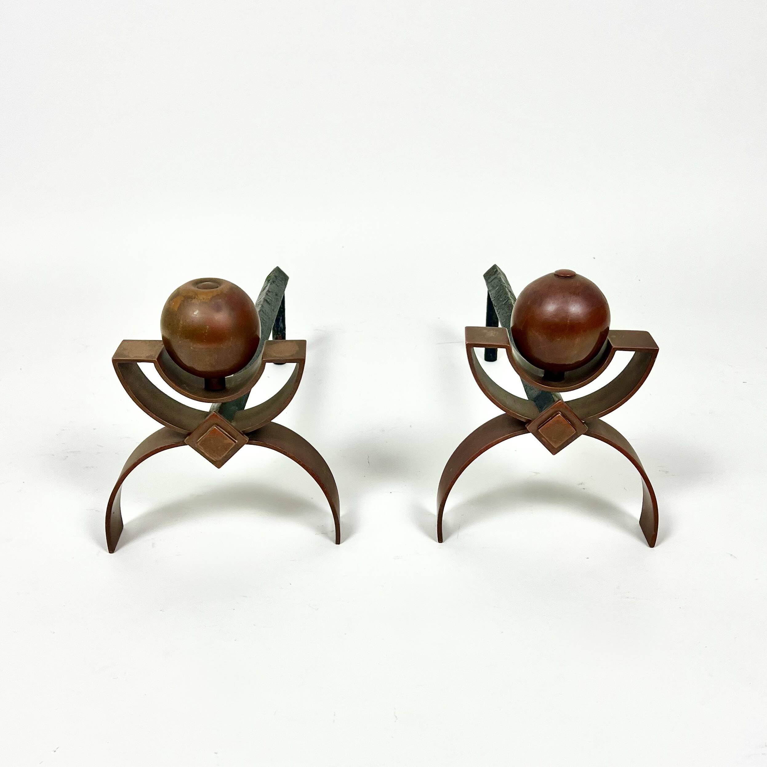 Paire de chenets Art Déco pour cheminée, en cuivre et fer, vers 1920