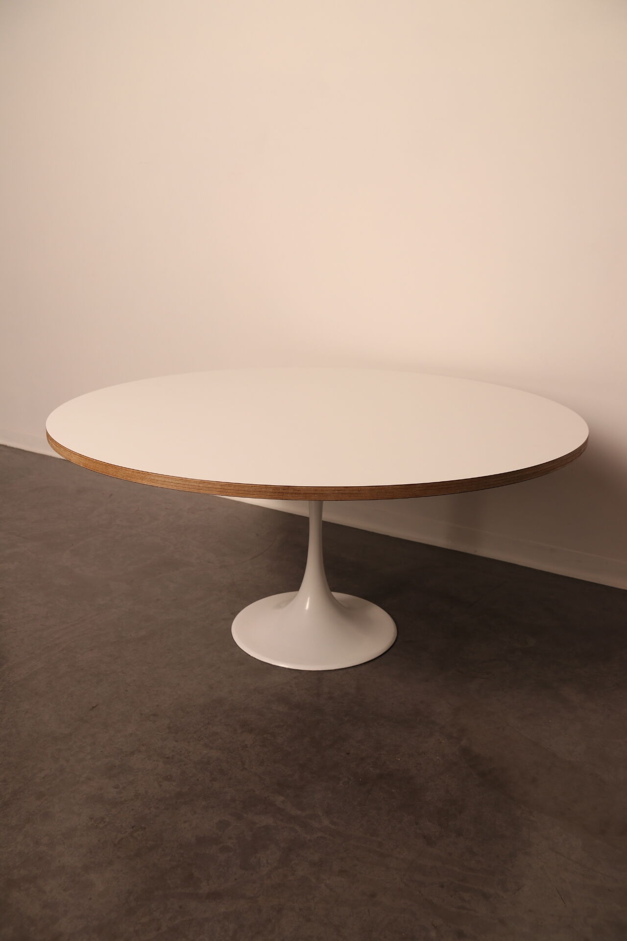 Table basse avec pied tulipe blanche - années 1960