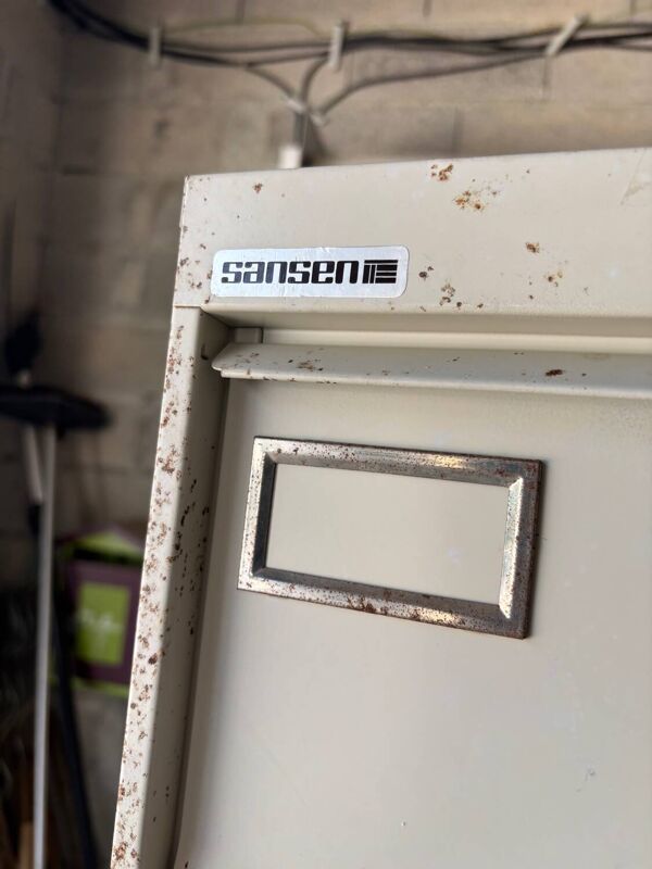 Casiers métalliques à clapets