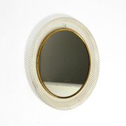 Miroir mural rond de style Mid-Century Modern avec un cadre en métal blanc expansé.