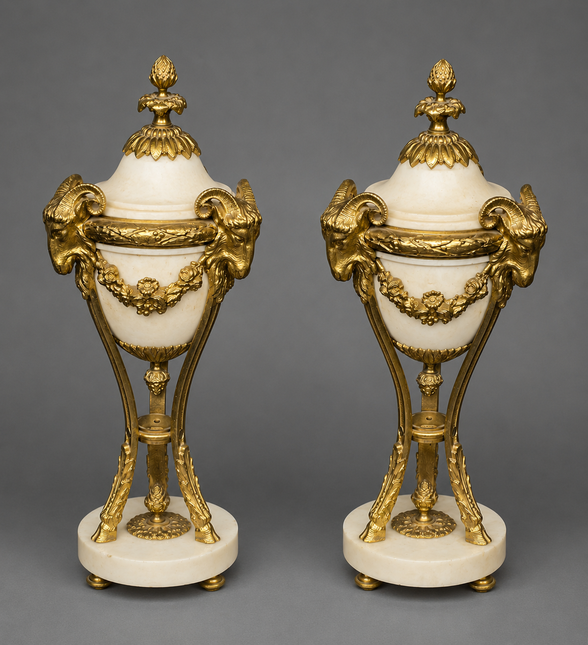 Paire de vases style Louis XVI. Marbre blanc et bronze doré.