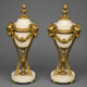 Paire de vases style Louis XVI. Marbre blanc et bronze doré.