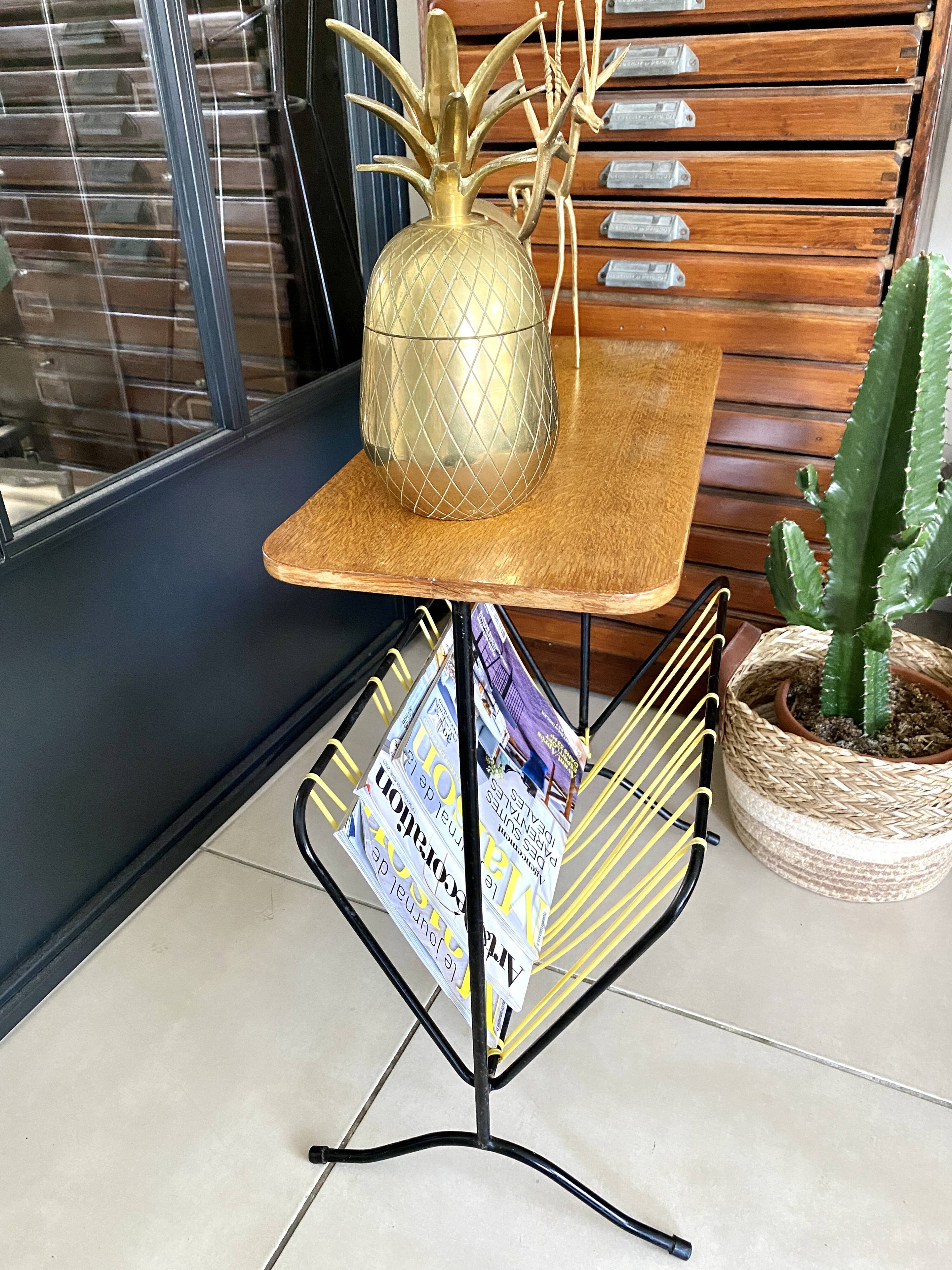 Vintage scoubidou tablet magazine holder