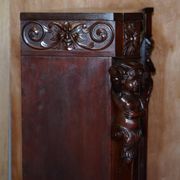 Bibliothèque sculptée à la main circa 1900 en bois dur avec statues Hermès