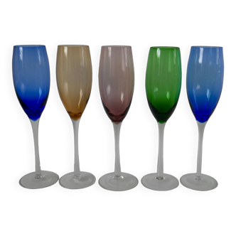 Set of 5 designer champagne flutes in colored glass from the 70s