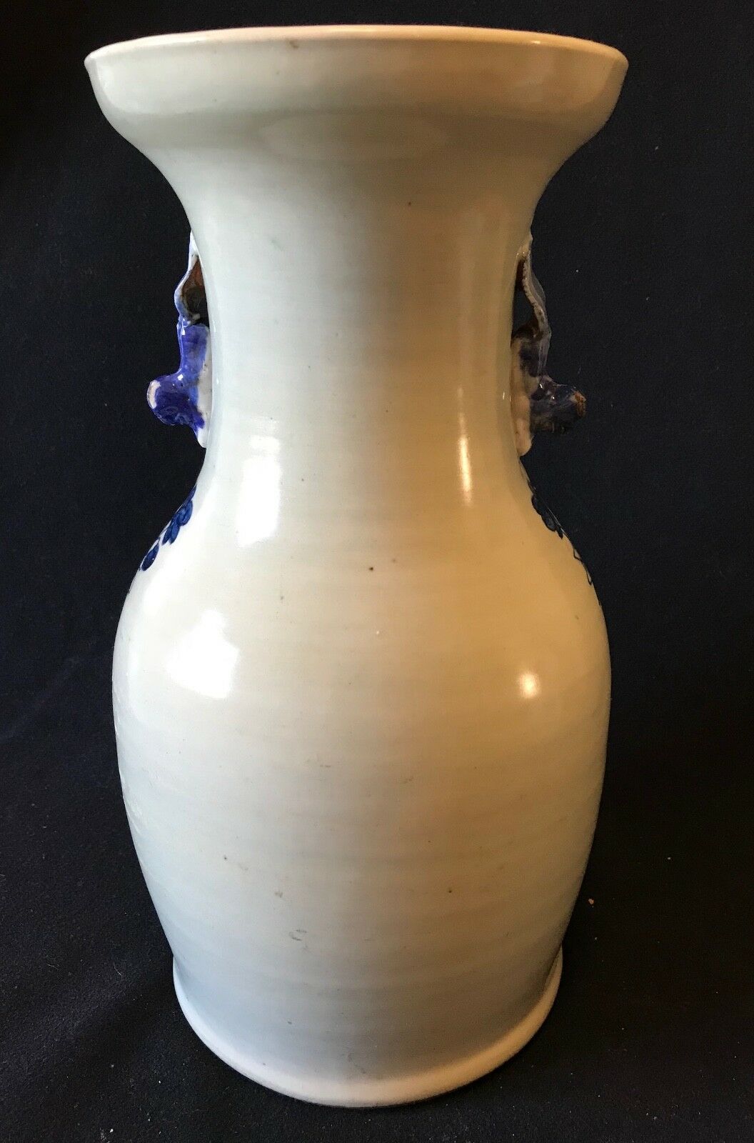 Vase balustre en porcelaine blanc bleu sous couverte céladon XIXe