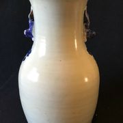 Vase balustre en porcelaine blanc bleu sous couverte céladon XIXe