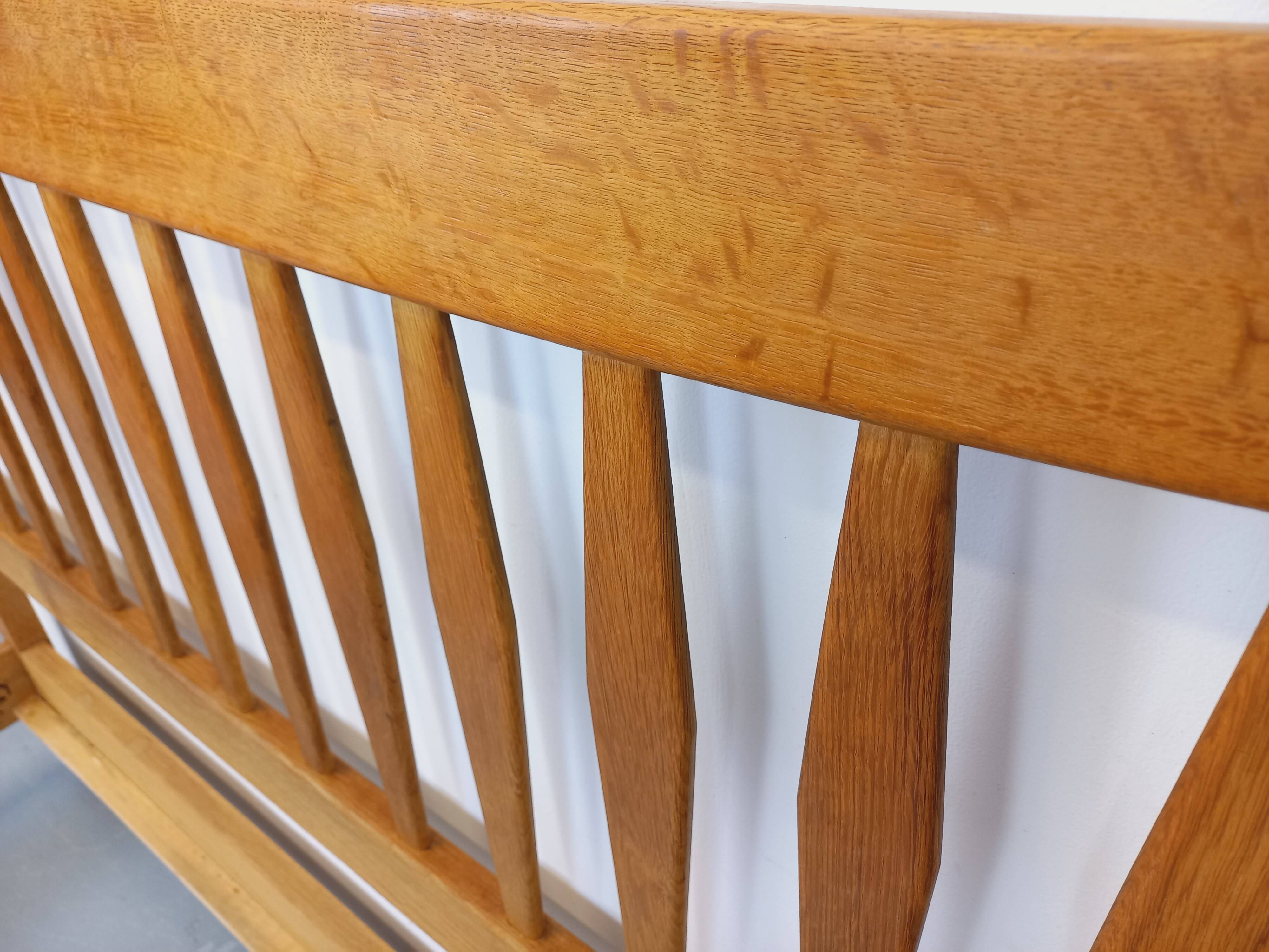 Lit double vintage français Guillerme et Chambron en chêne massif années 60