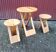 Lot table et tabourets pliants Suzy par Adrian Reed.