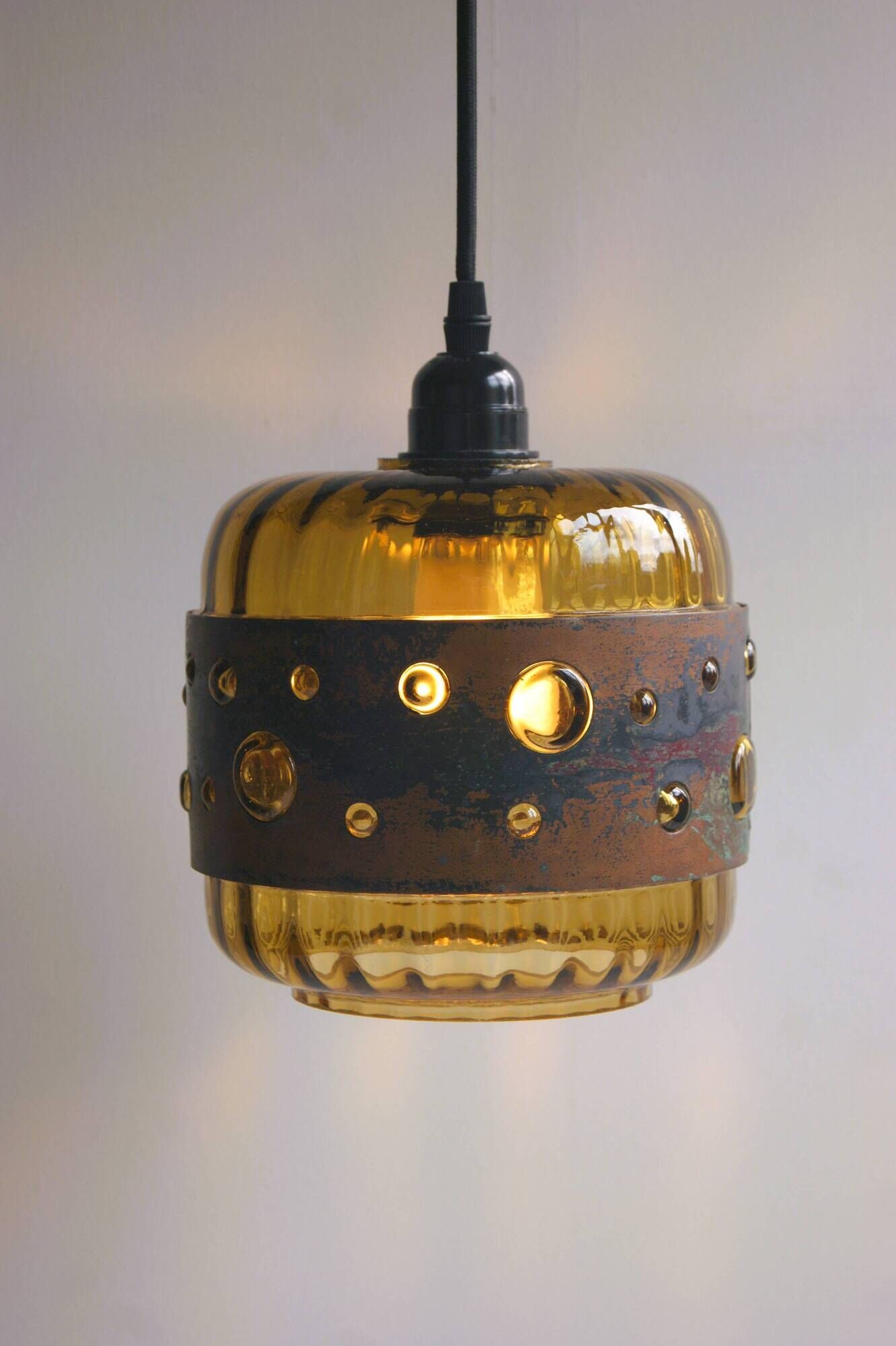 Mid-century brutalist ceiling lamp in green colored glass and copper. Design by Nanny Still - 1960s.