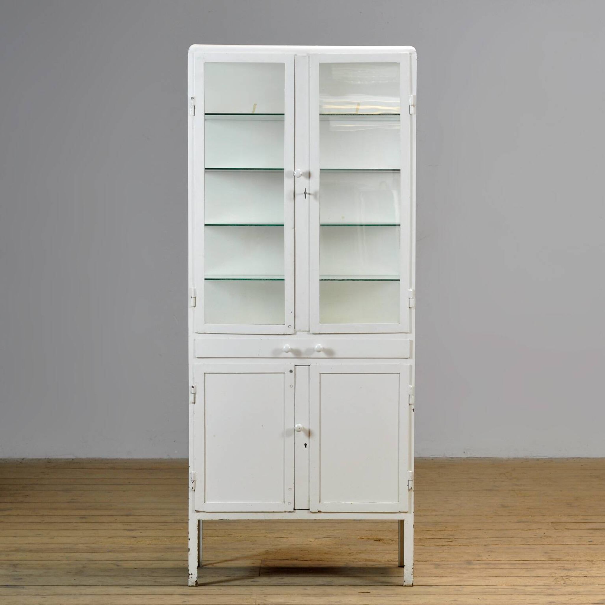 Armoire à pharmacie en fer, années 1950