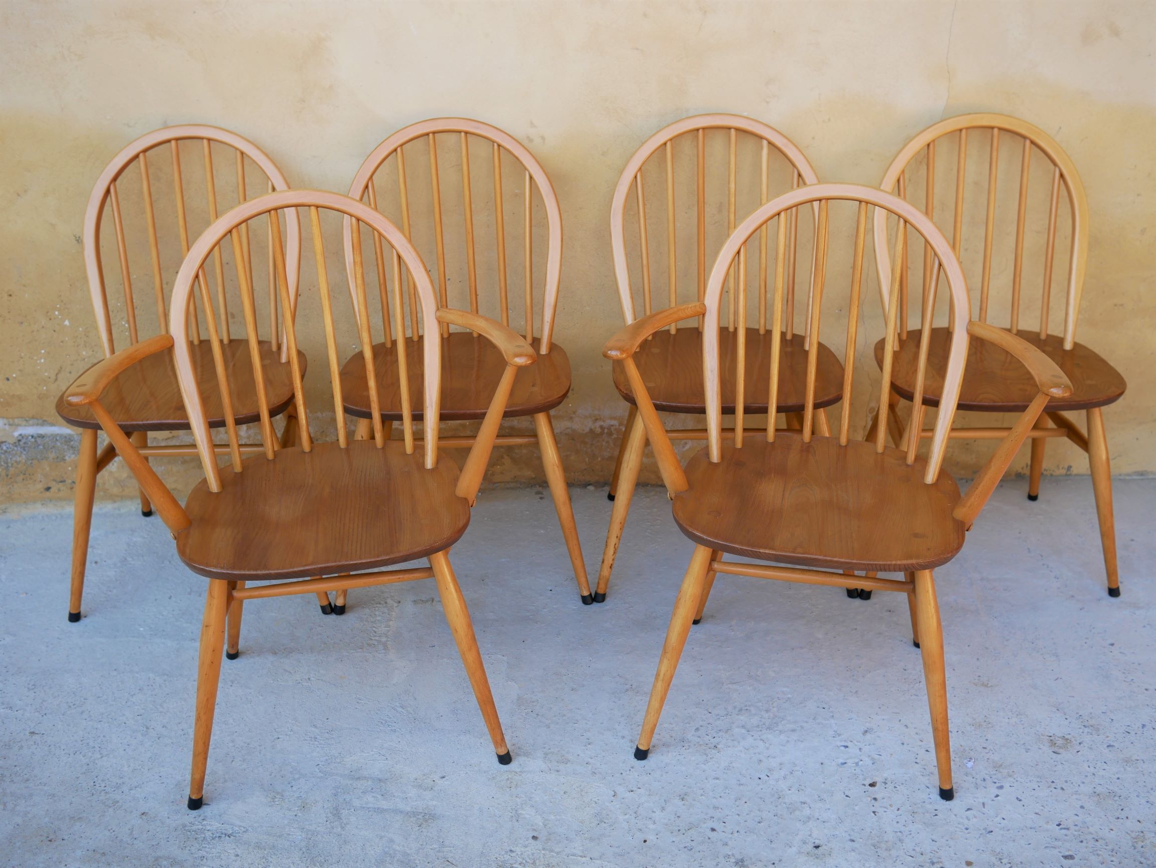 Série de 4 chaises « Windsor » par L. Ercolani pour les éditions Ercol