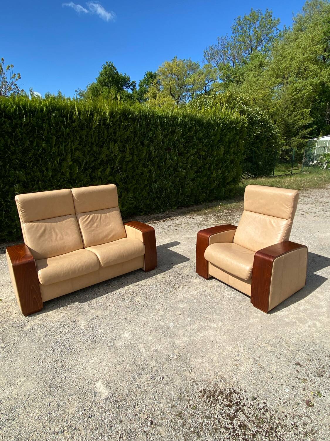 Set of vintage armchair and 2-seater sofa in beige leather and reclining wooden armrests, stressless style