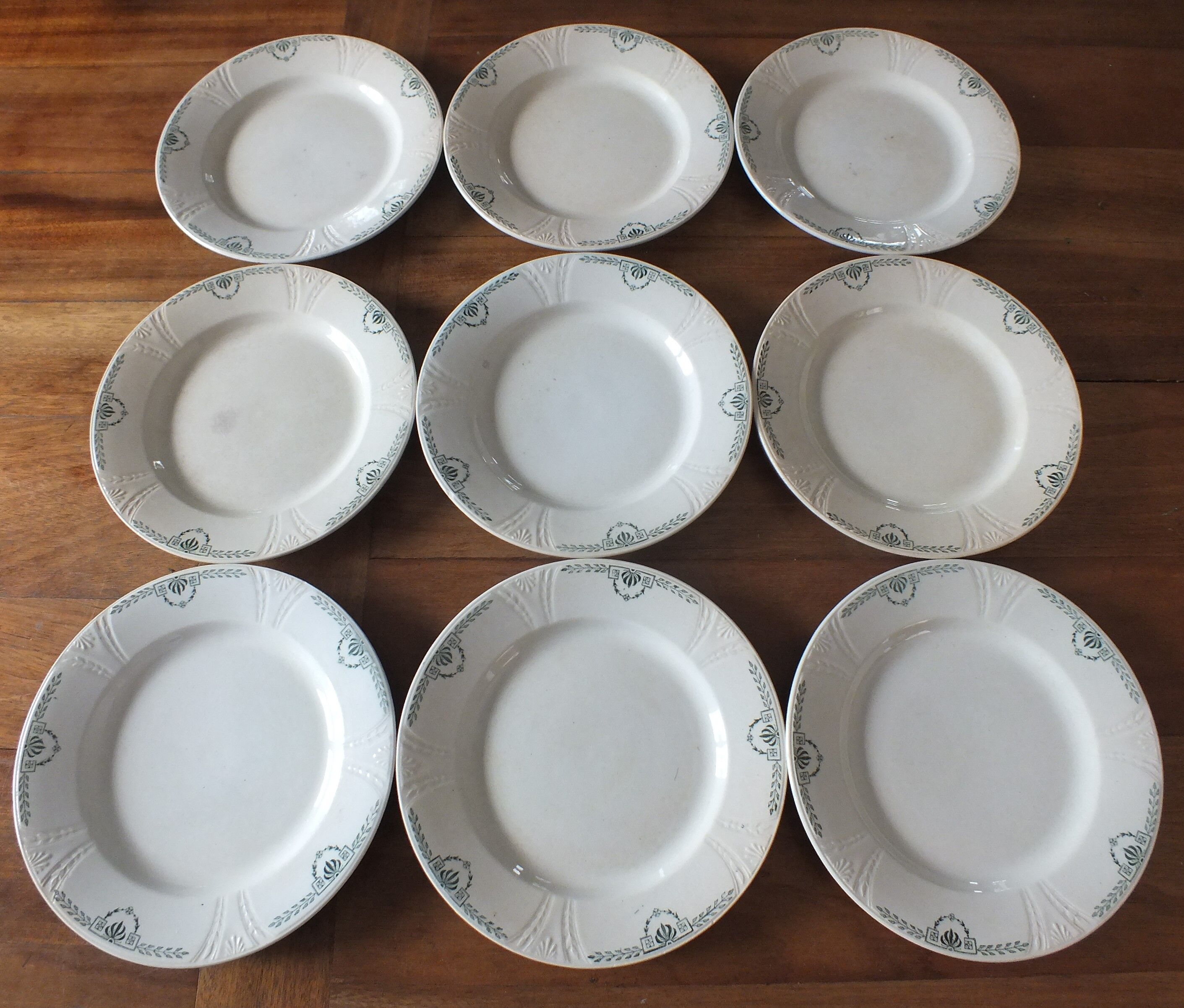 + 9 flat plates in Iron Earth Gien clara service +