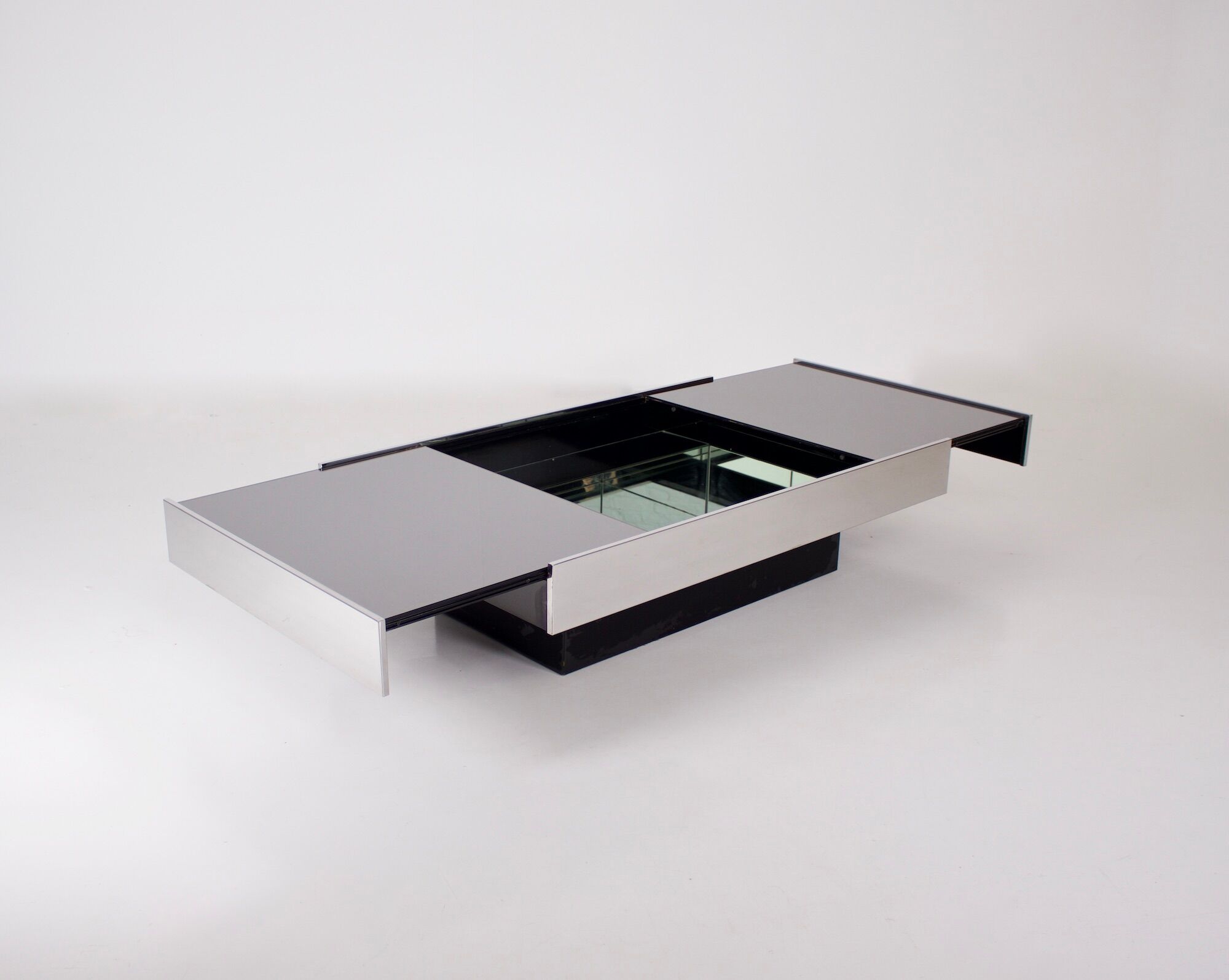 Opening coffee table in bar, Rizzo & Cidue 1970.