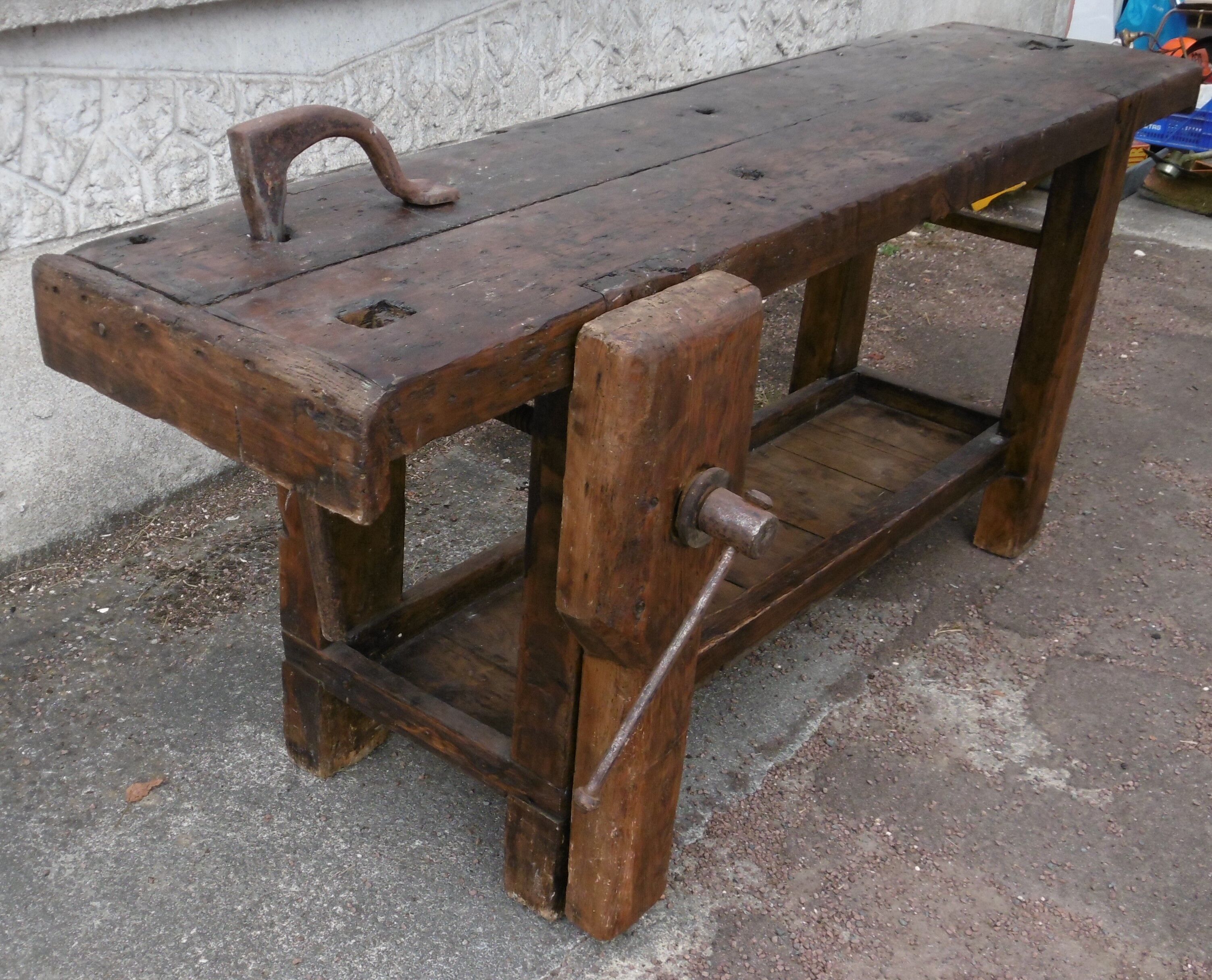 Workbench in raw wood with the press