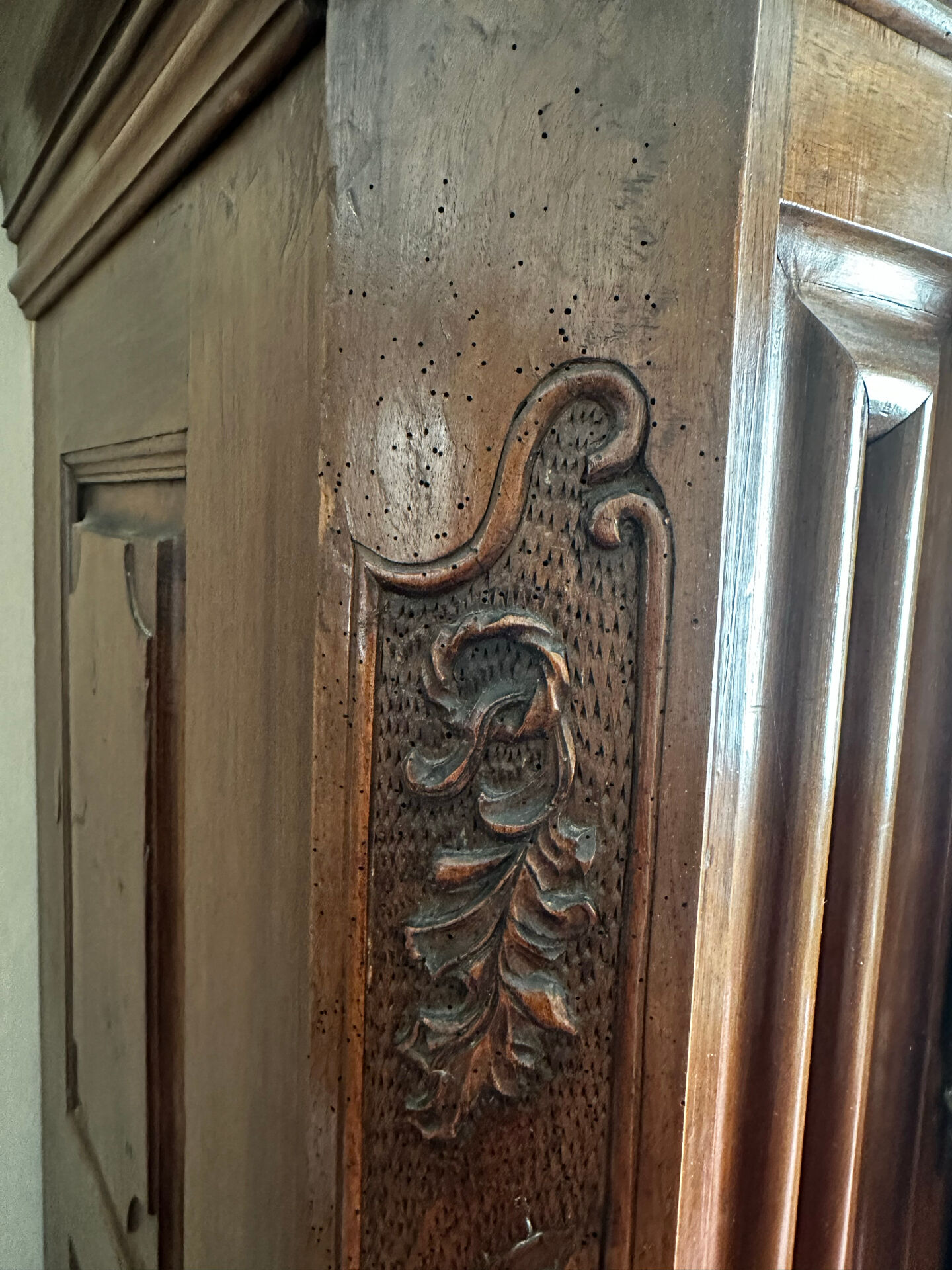 Large Alsatian Louis XV wardrobe in solid walnut – 18th century