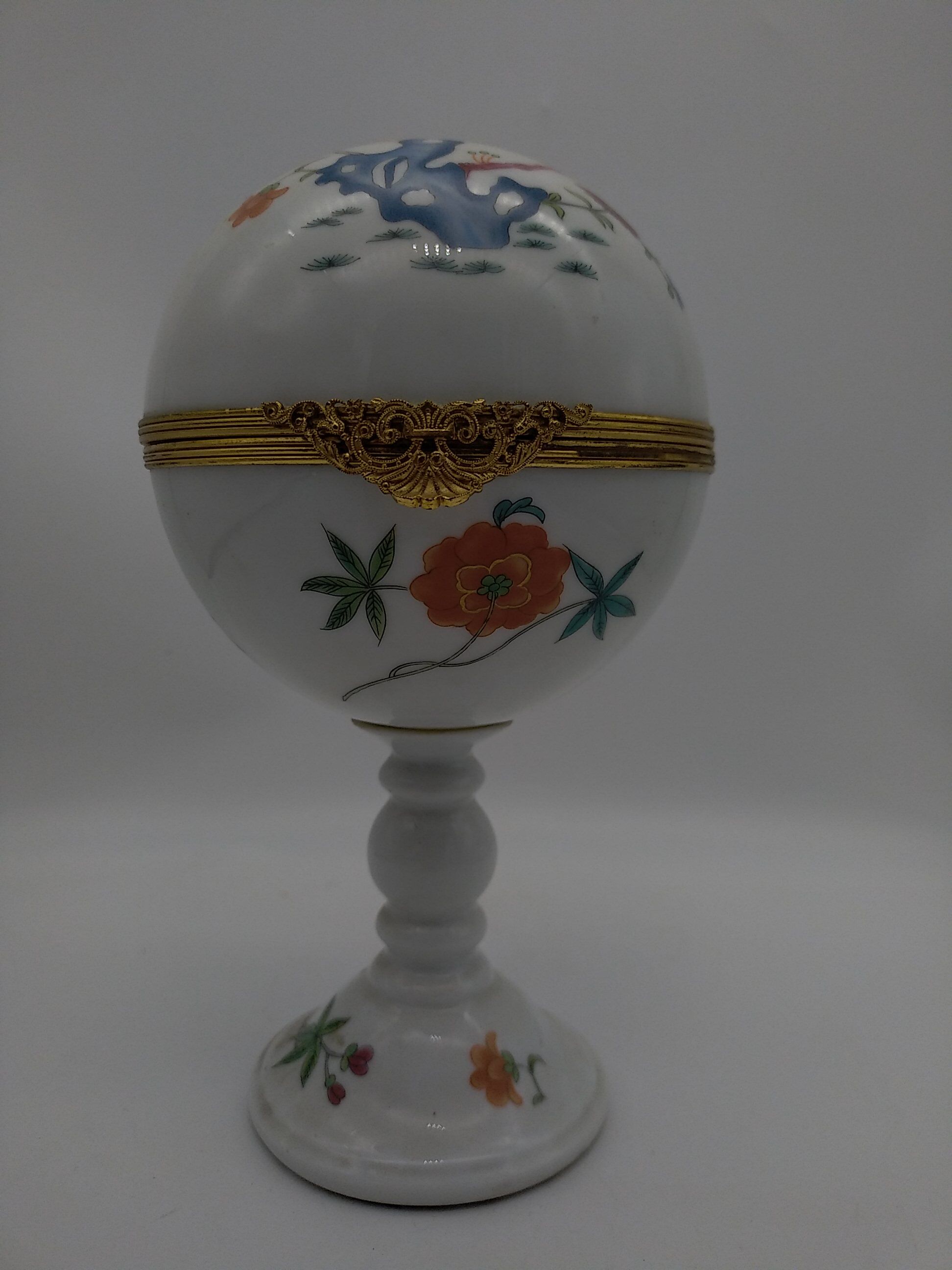 Box on foot, Limoges porcelain, Raynaud