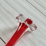 Vase soliflore en verre rouge.