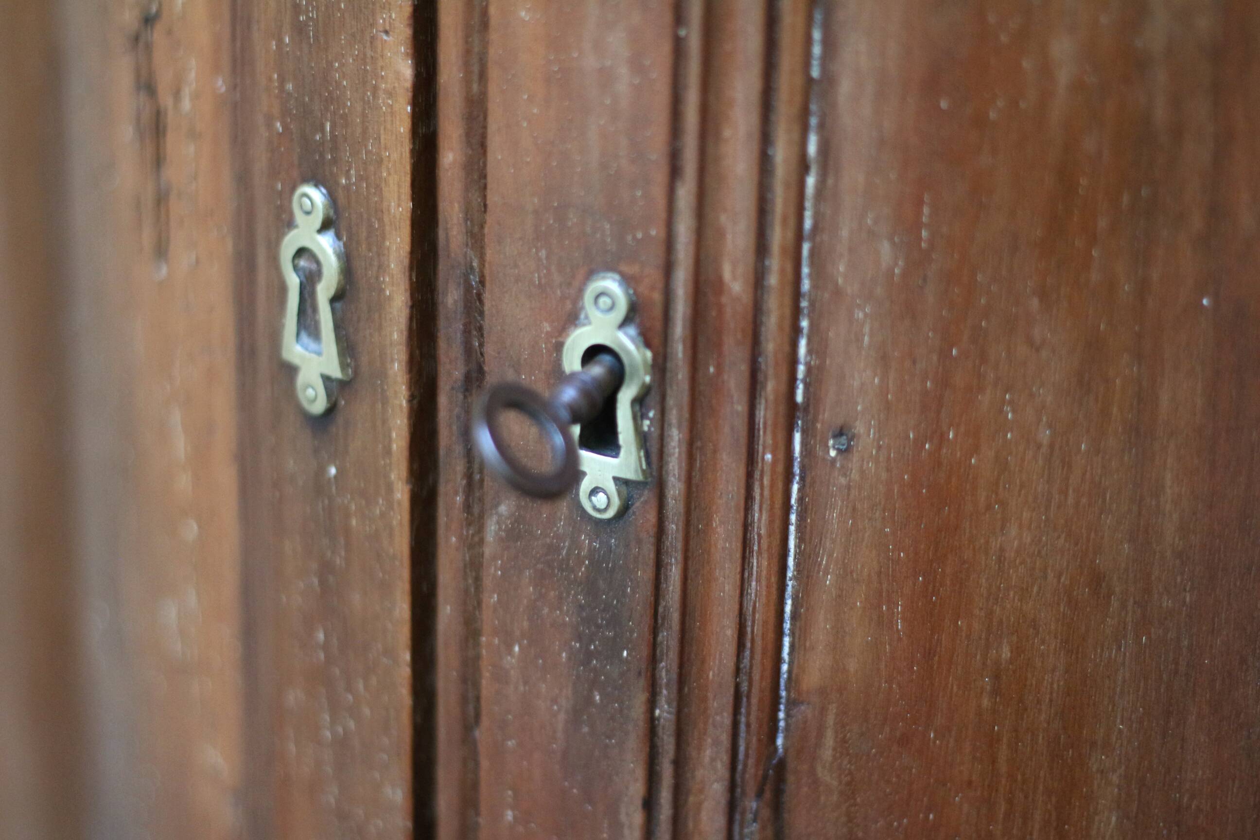 Solid walnut corner cabinet (19th century). Beautiful patina.