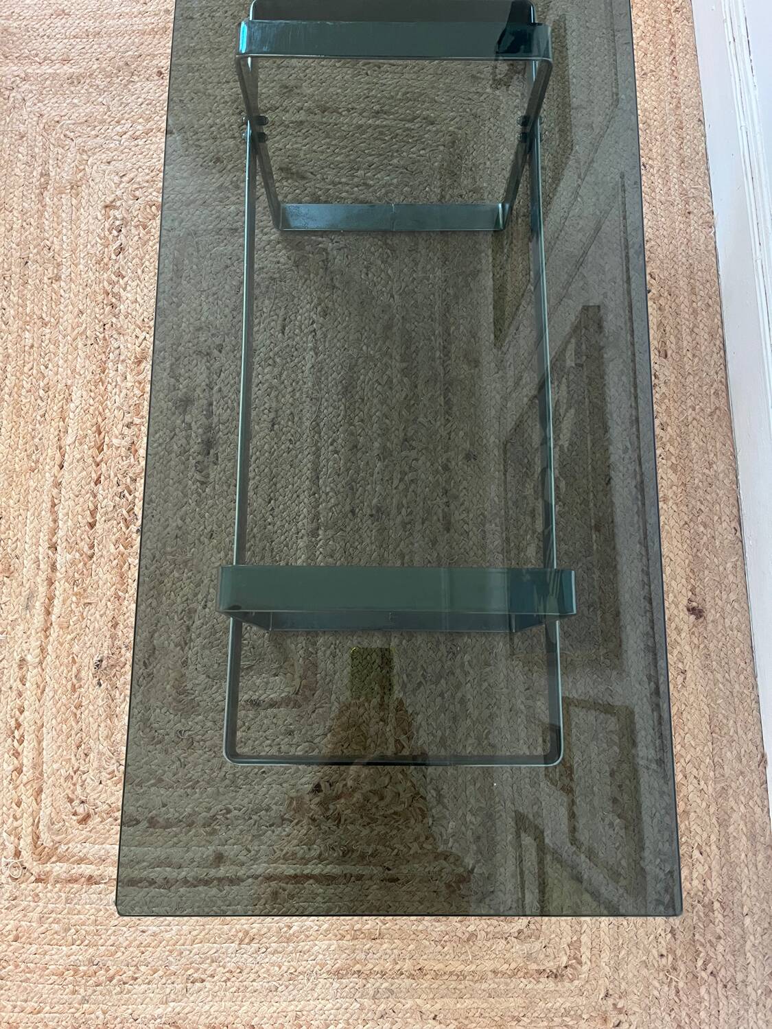 Table basse en acier chromé et plateau en verre fumé design 70