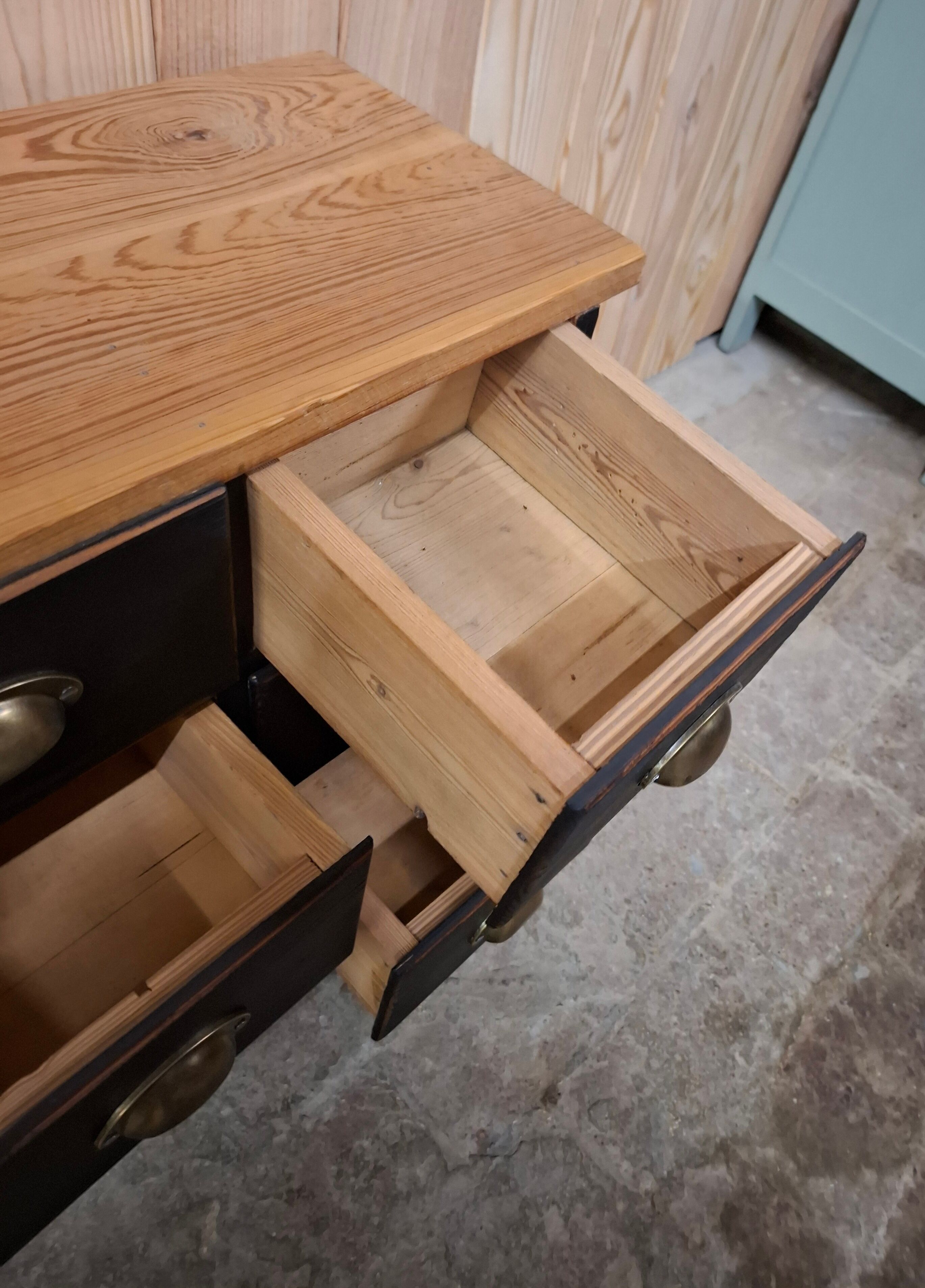 Workshop cabinet with drawers