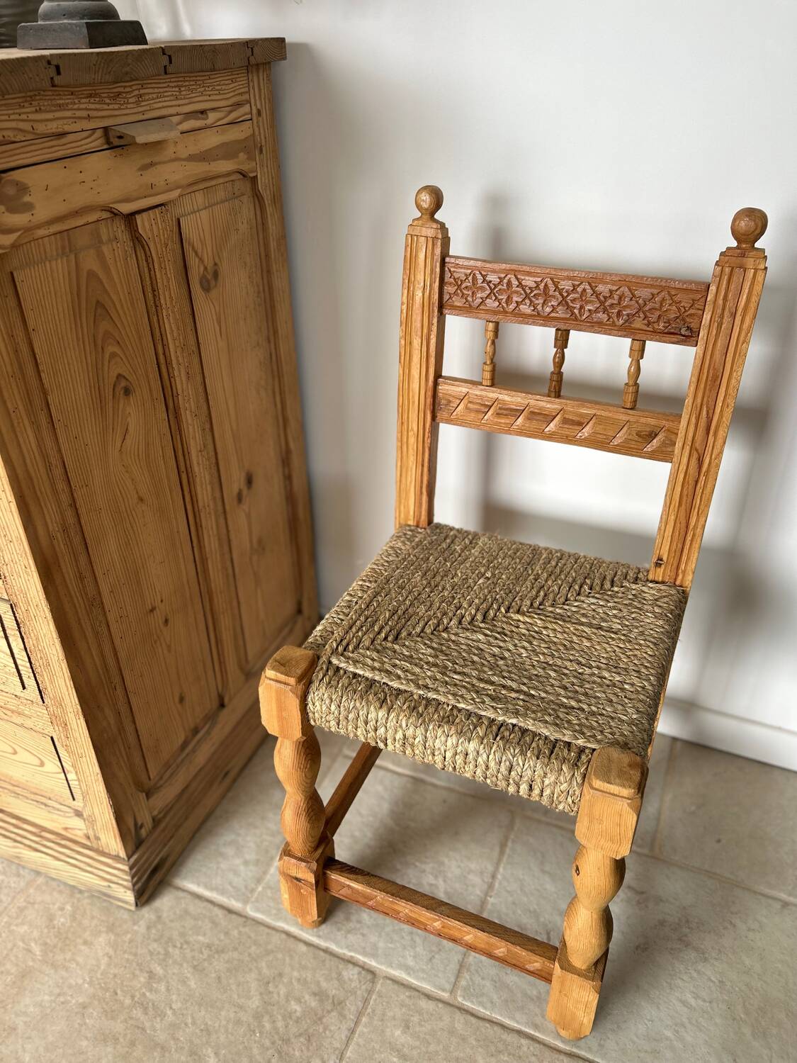 Chaise sculptée début XXe