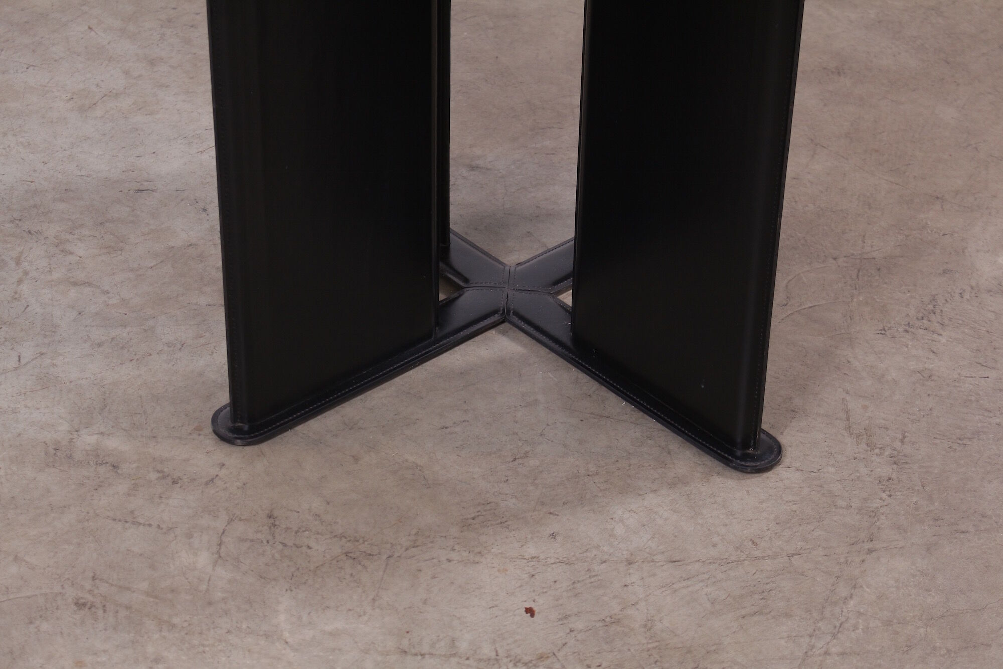 Round table leather black Tito Agnoli for Mateo Grassi