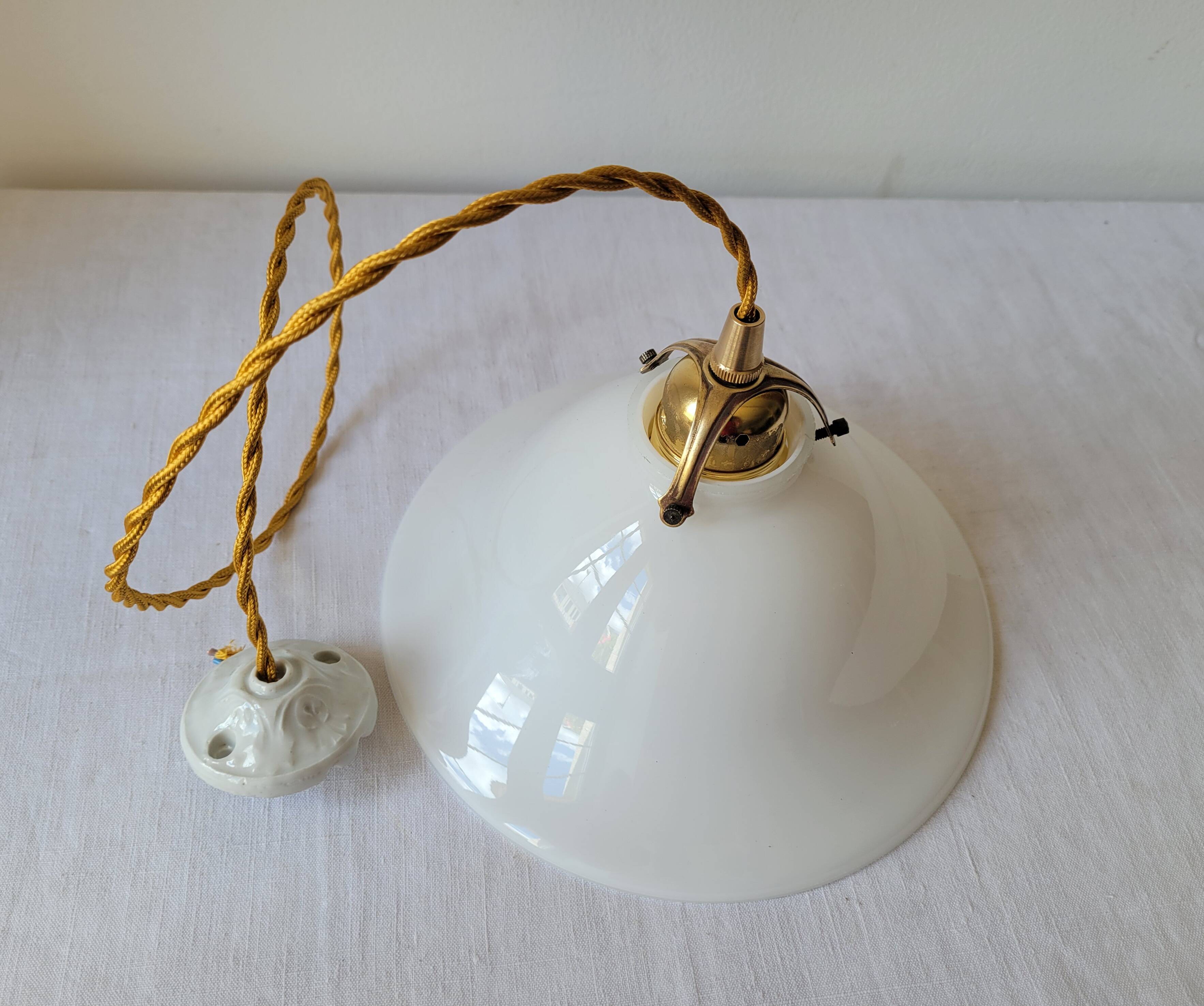 Suspension cloche en opaline blanche