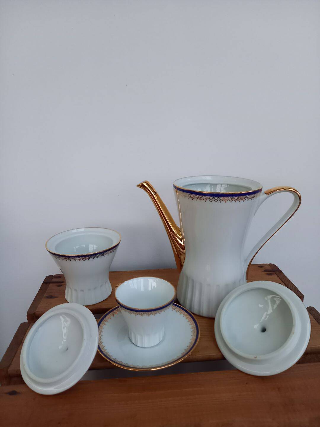 Coffee pot, sugar pot, 1 cup and saucer.