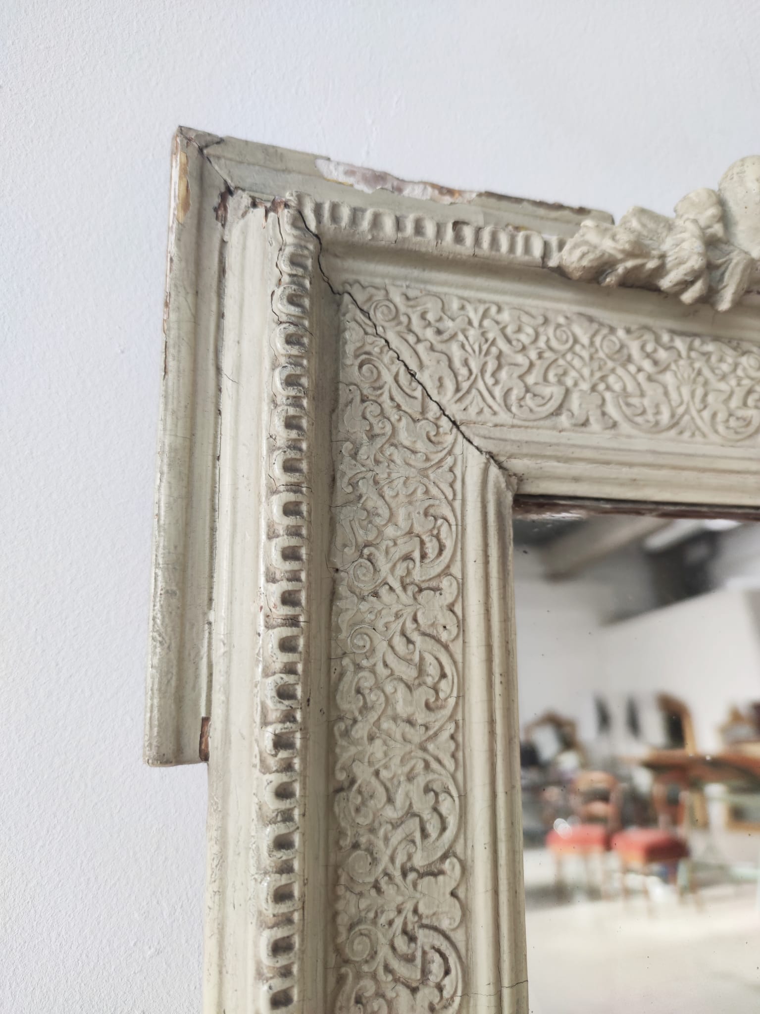 Rectangular mirror in light green lacquered wood with pediment H:1m39