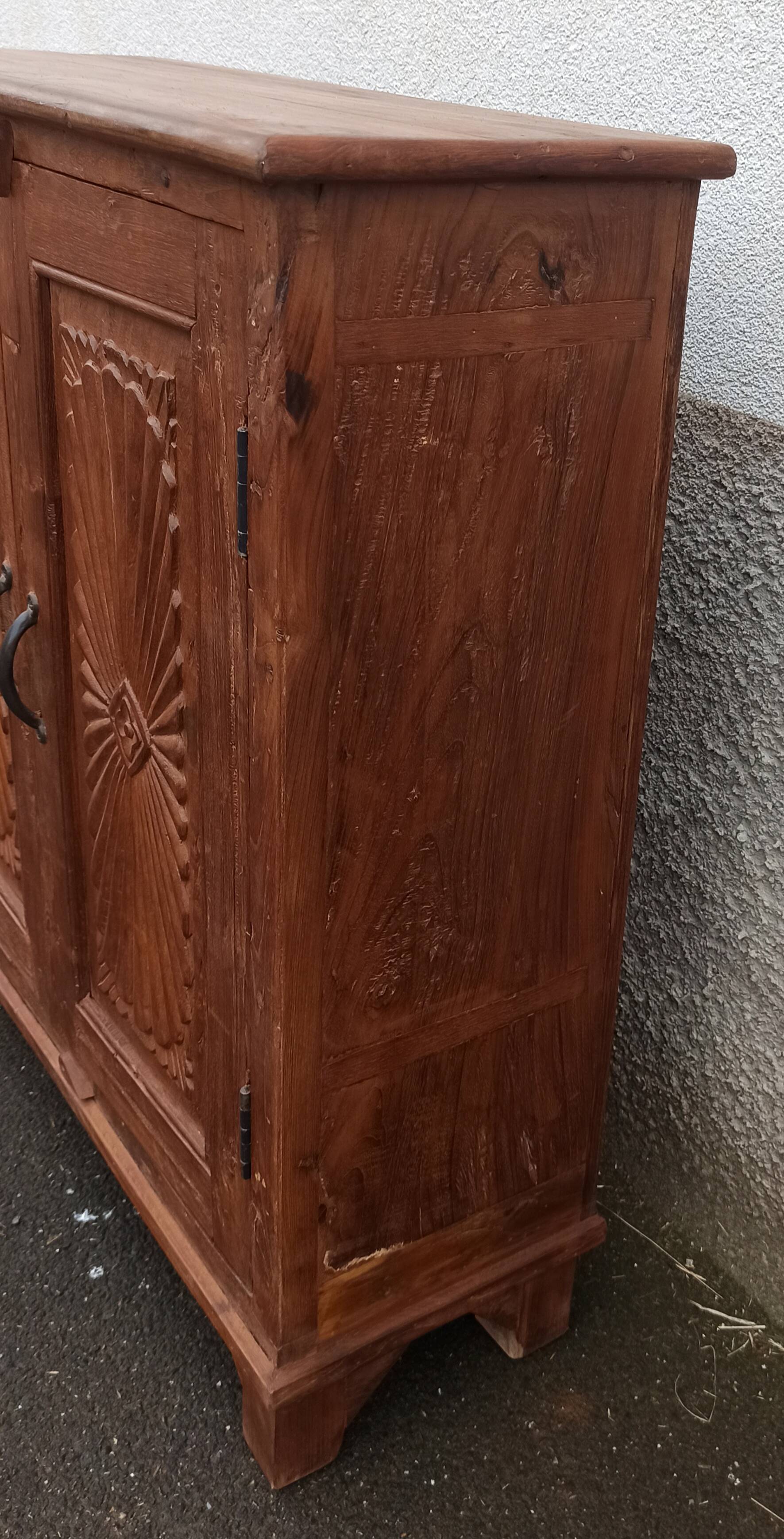 Old wooden chest of drawers