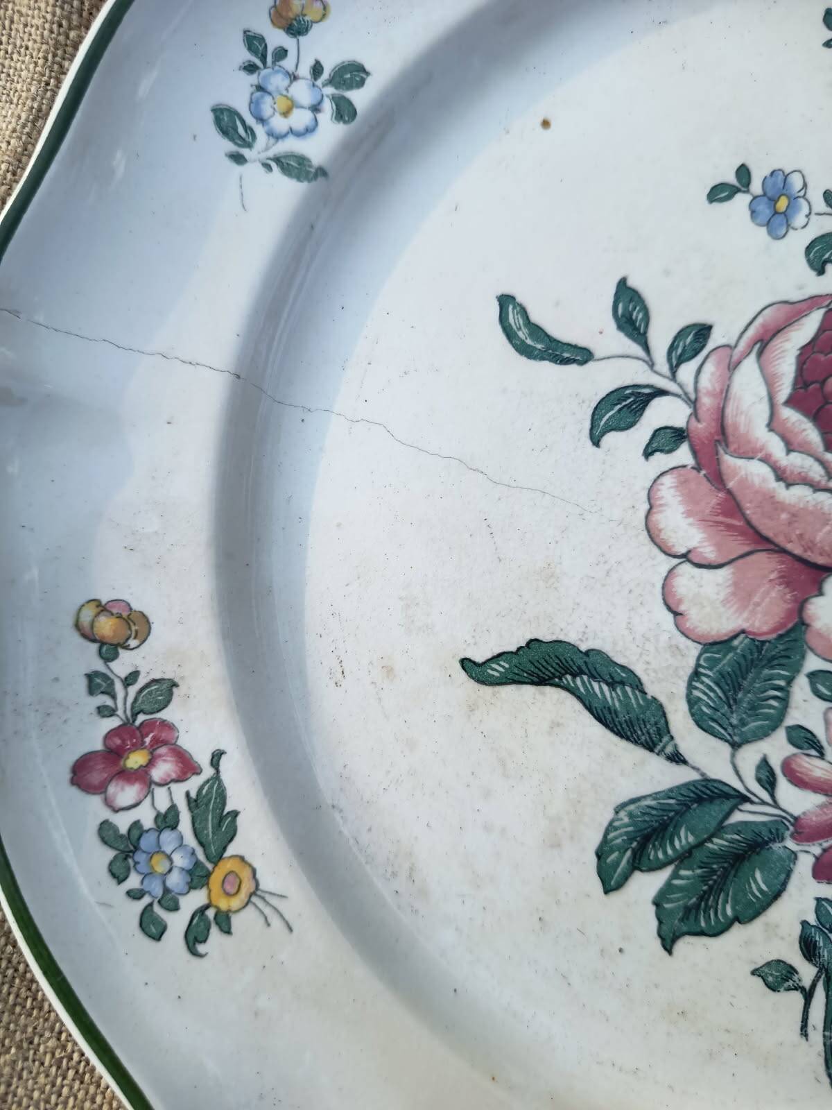 2 dessert plates