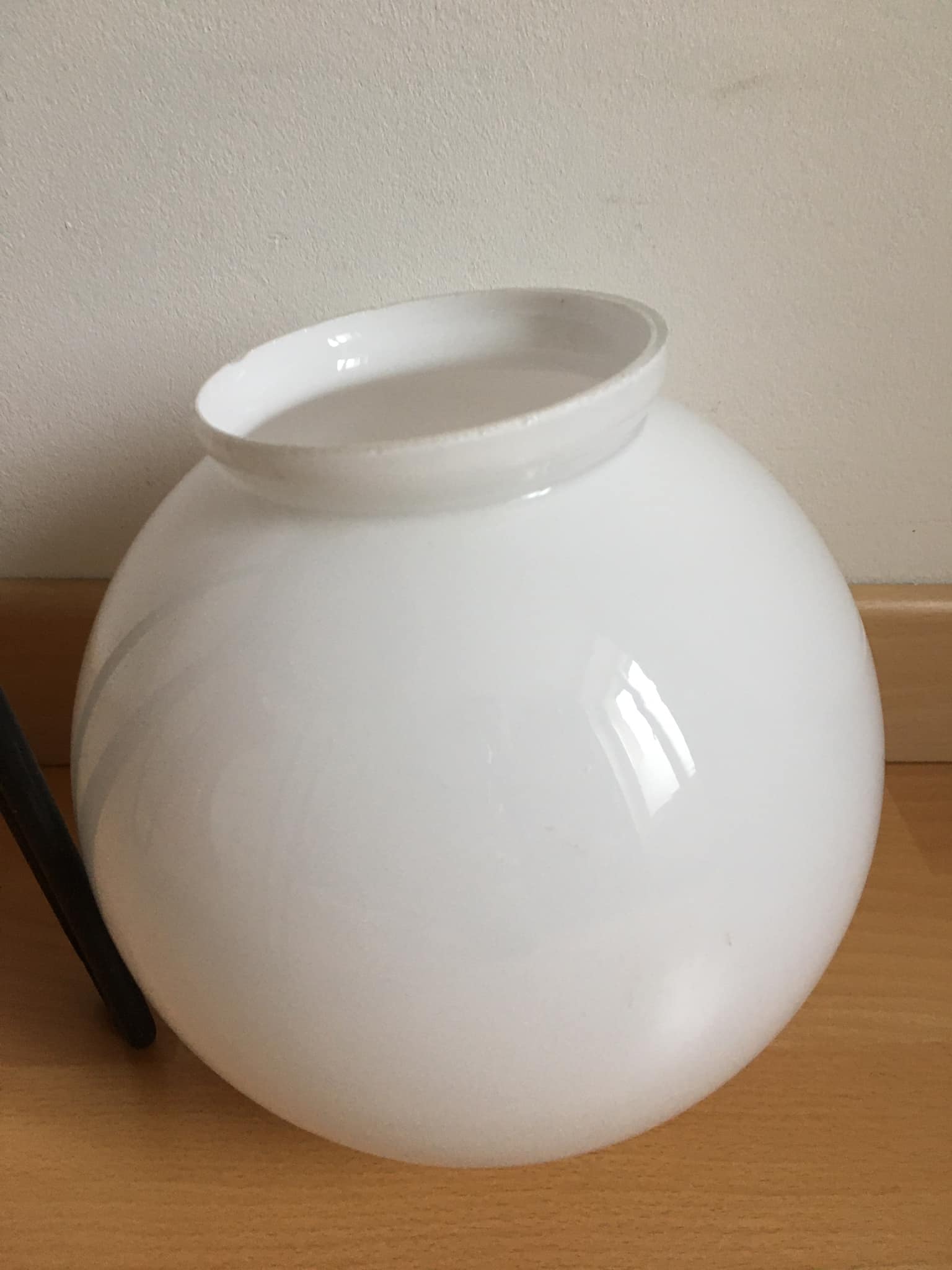 Spherical globe in white opaline