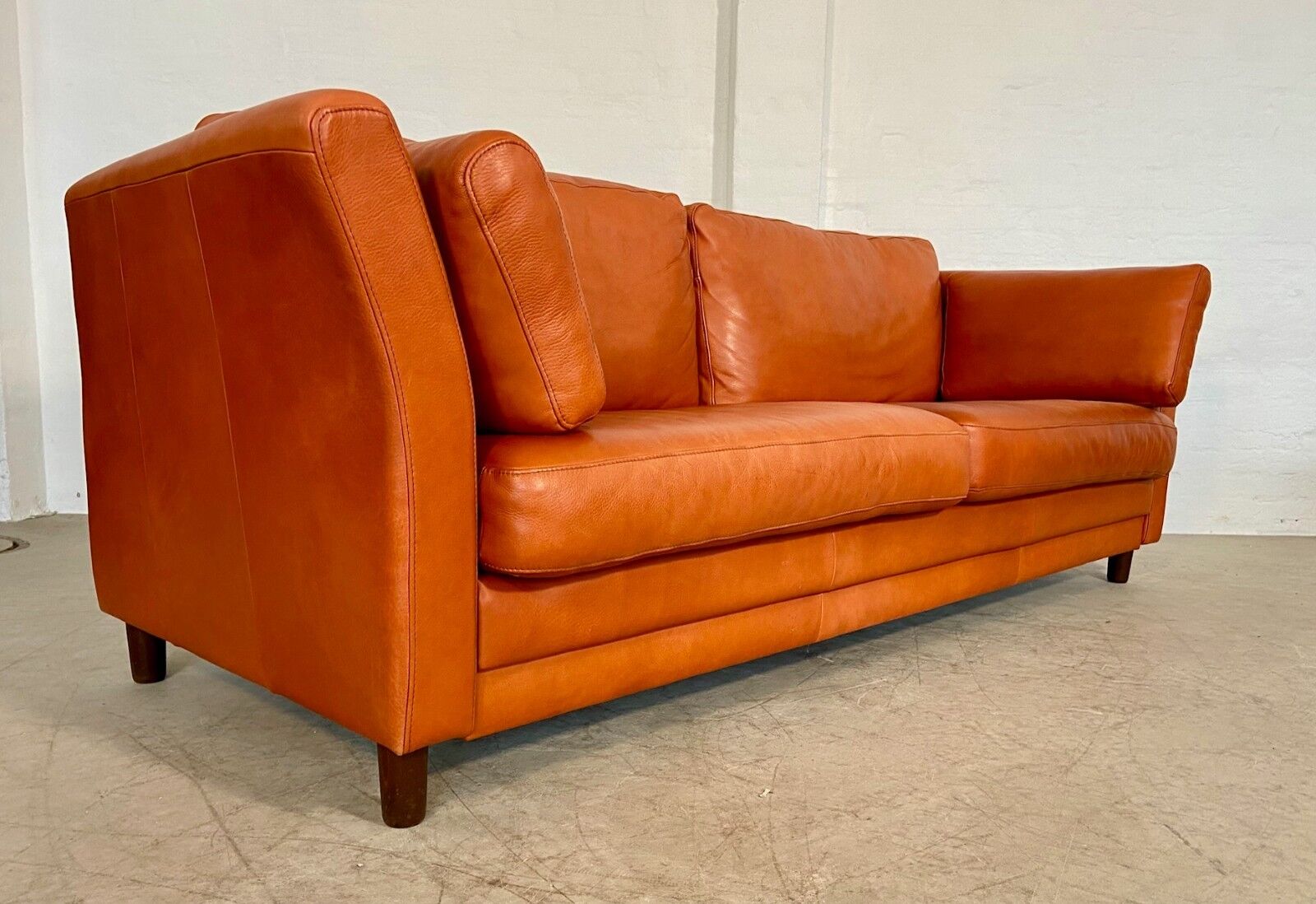 Canapé en cuir cognac vintage rétro pour 3 personnes danois