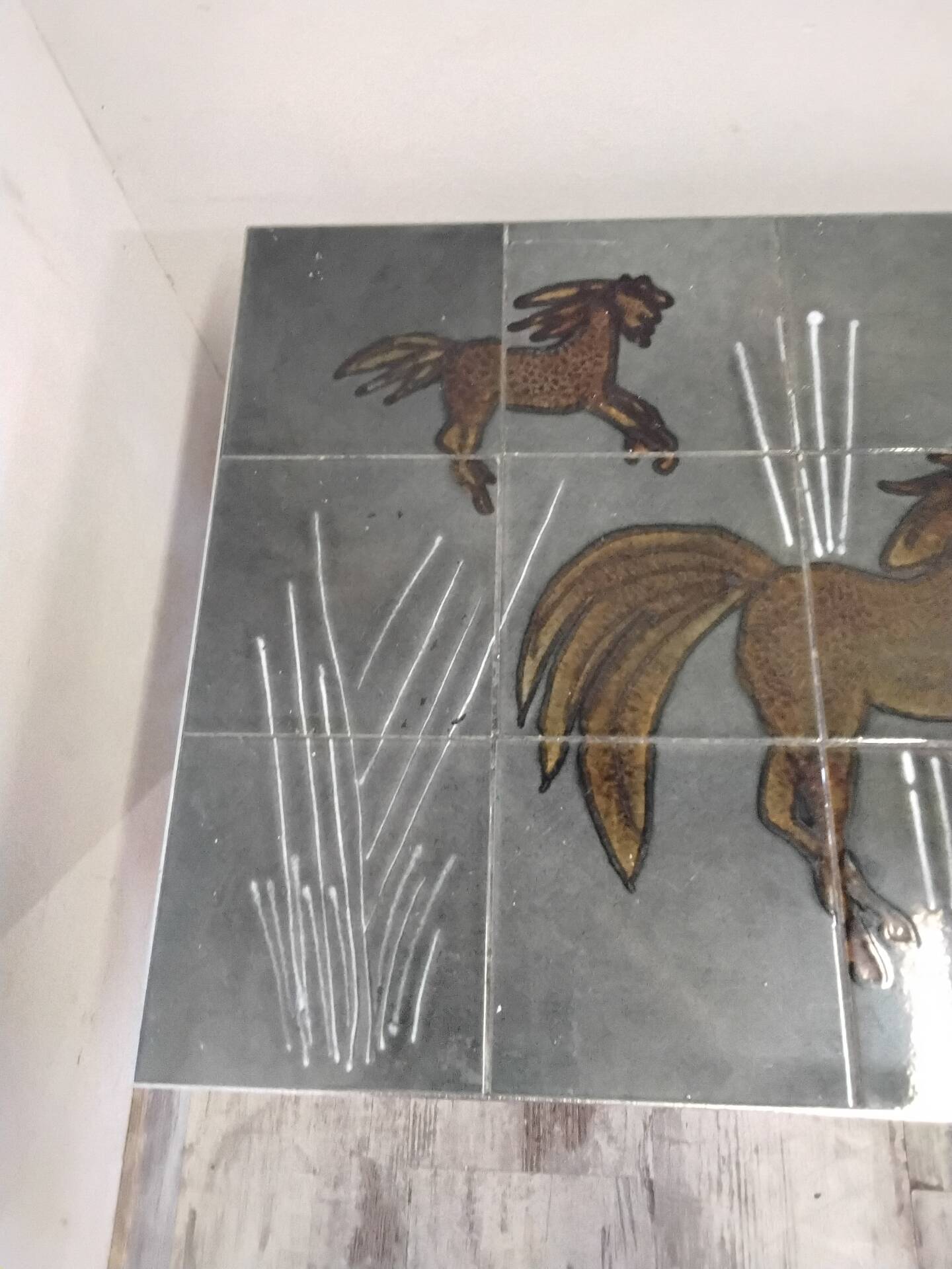 Table basse années 70 à décor de chevaux