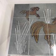 Table basse années 70 à décor de chevaux