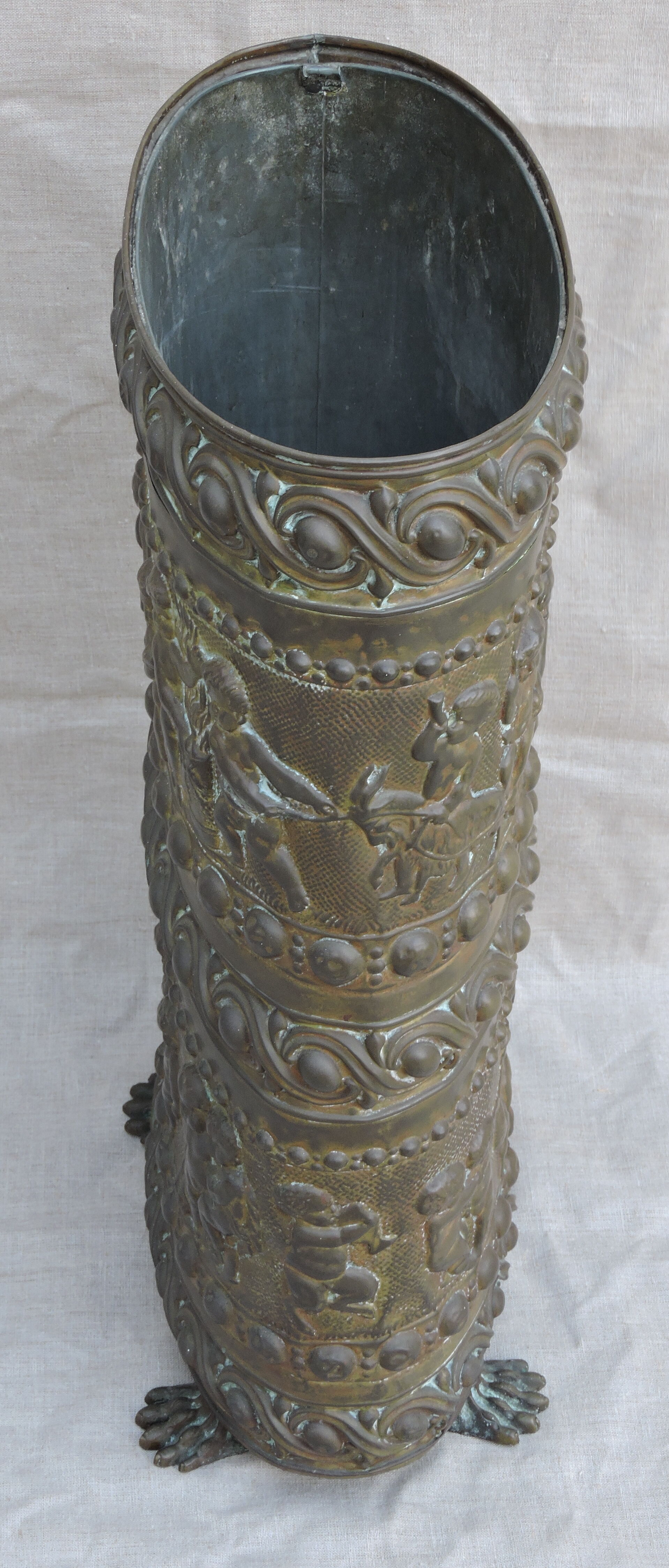 UMBRELLA HOLDER in copper with decoration in repelled CHERUBIN PUTTI ANGELOT, copperware XIX th century