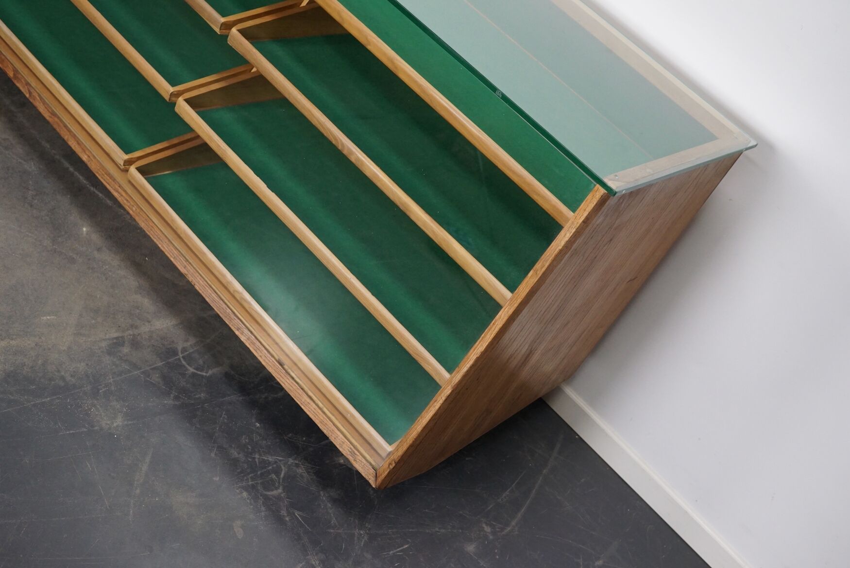 Armoire ou comptoir de mercerie en noyer espagnol vintage, années 1960