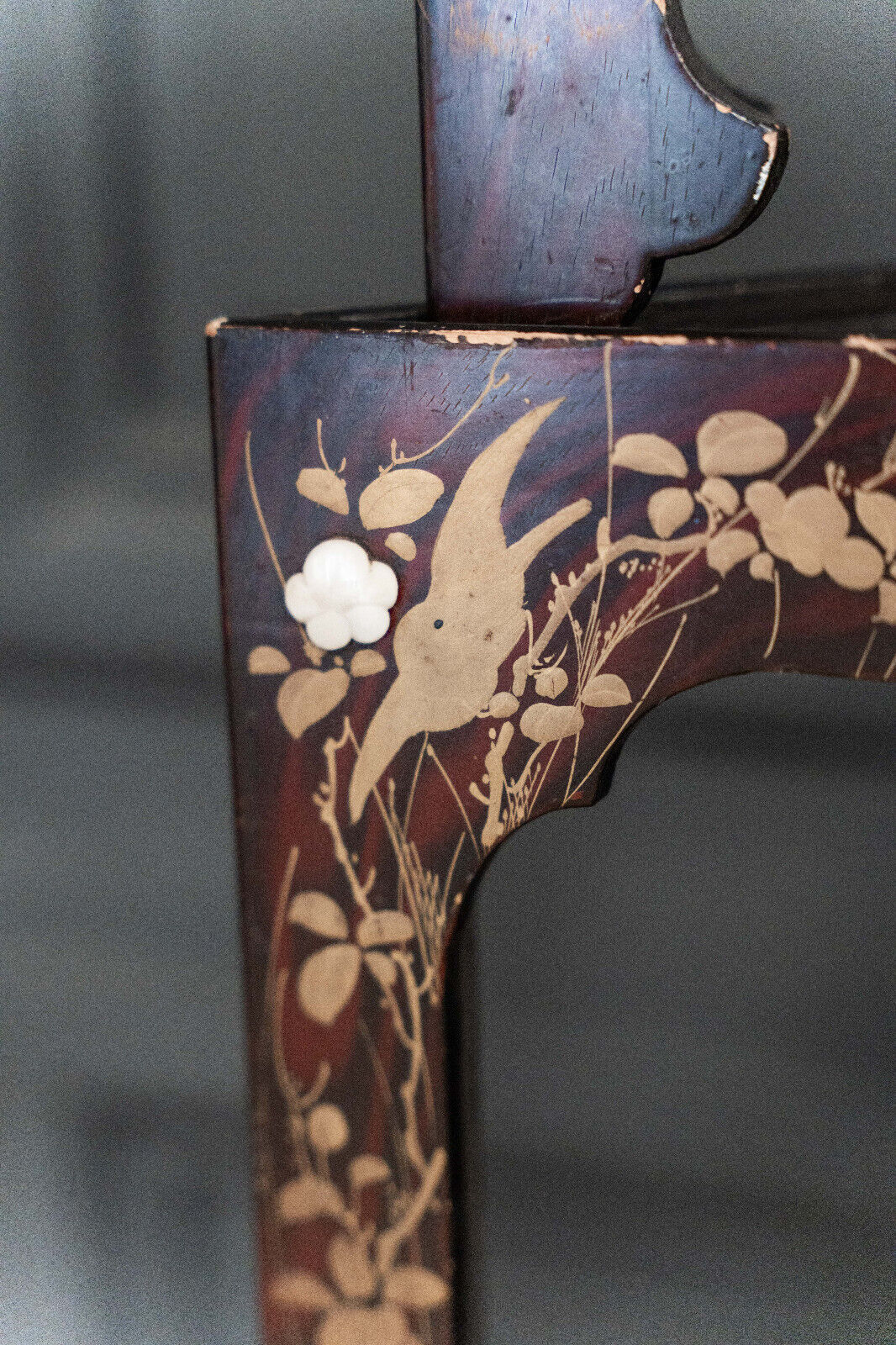 Corner shelf of China lacquer red background decoration golden highlights XXth