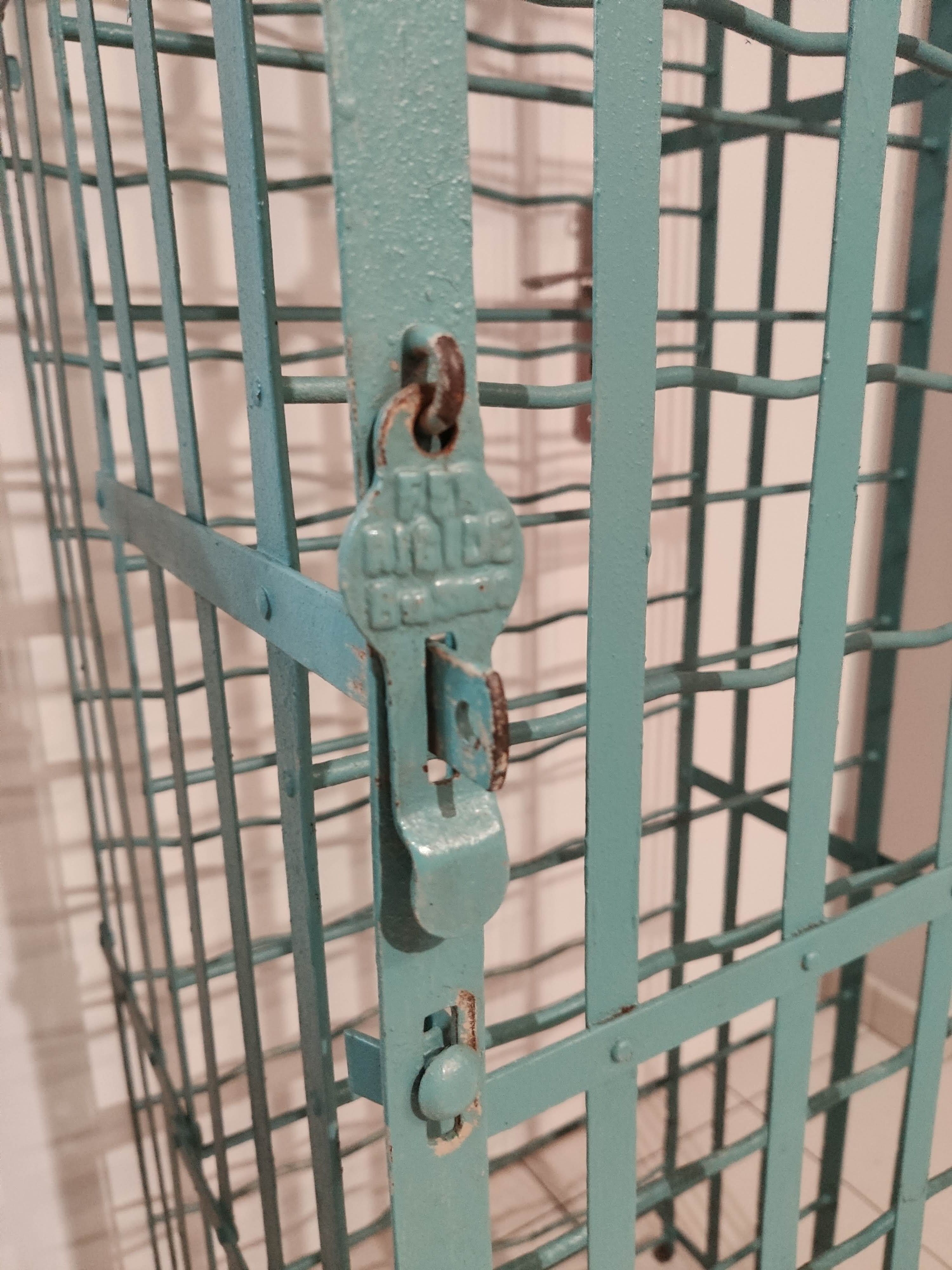 Rigid vintage bottle locker