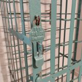 Rigid vintage bottle locker