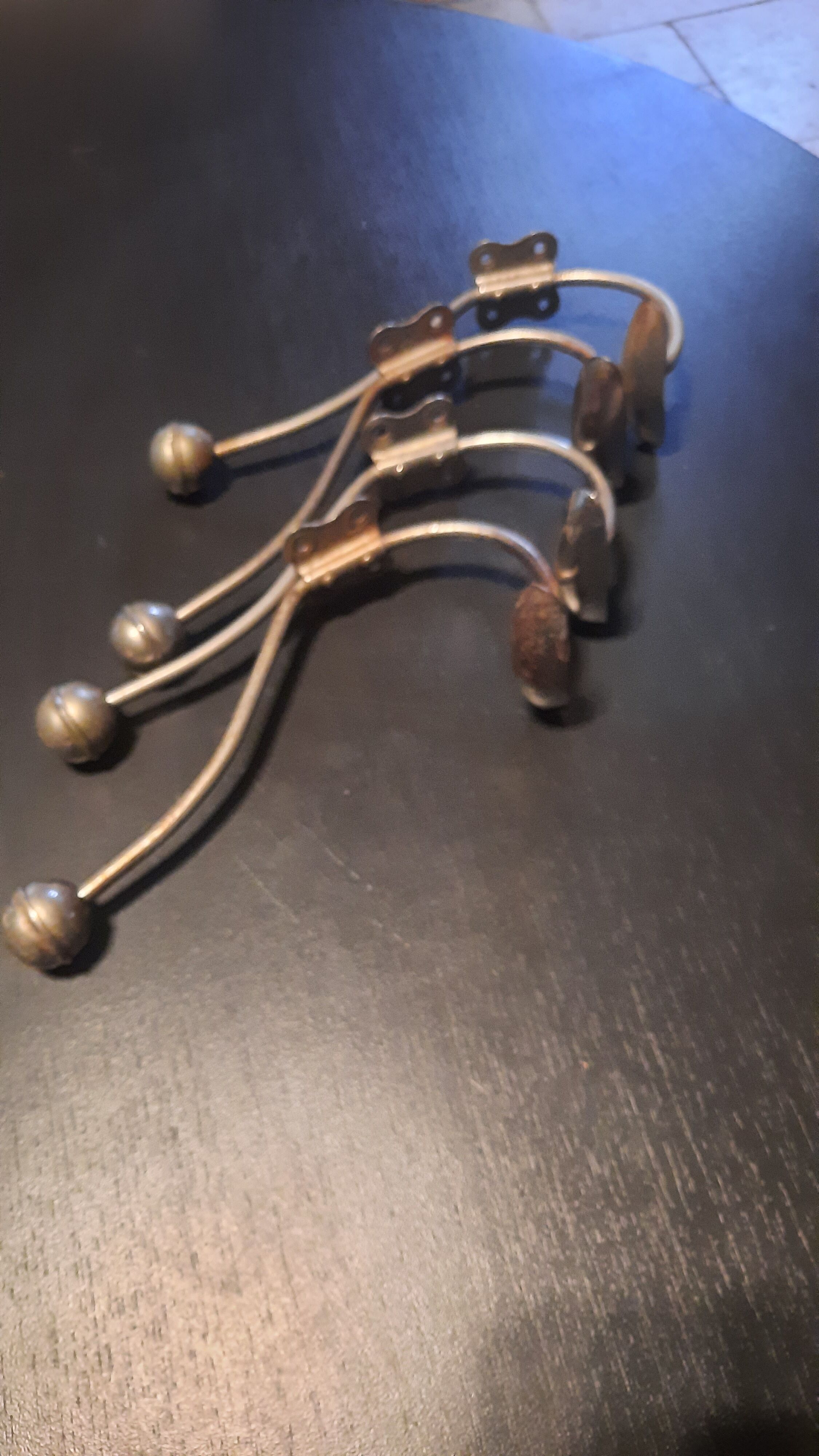4 metal hooks