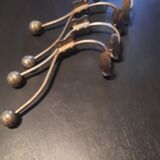 4 metal hooks
