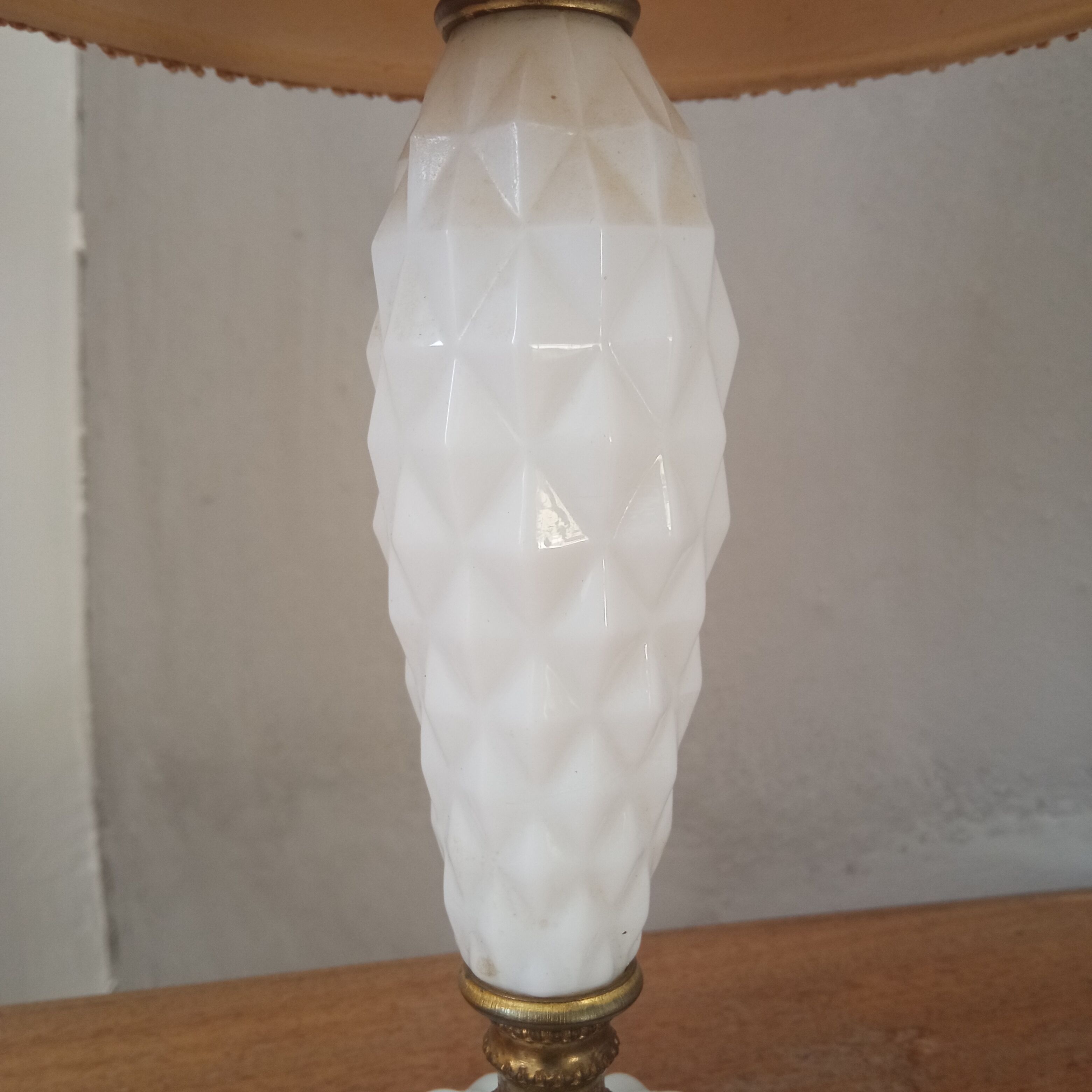 Art deco table lamp in opaline and brass