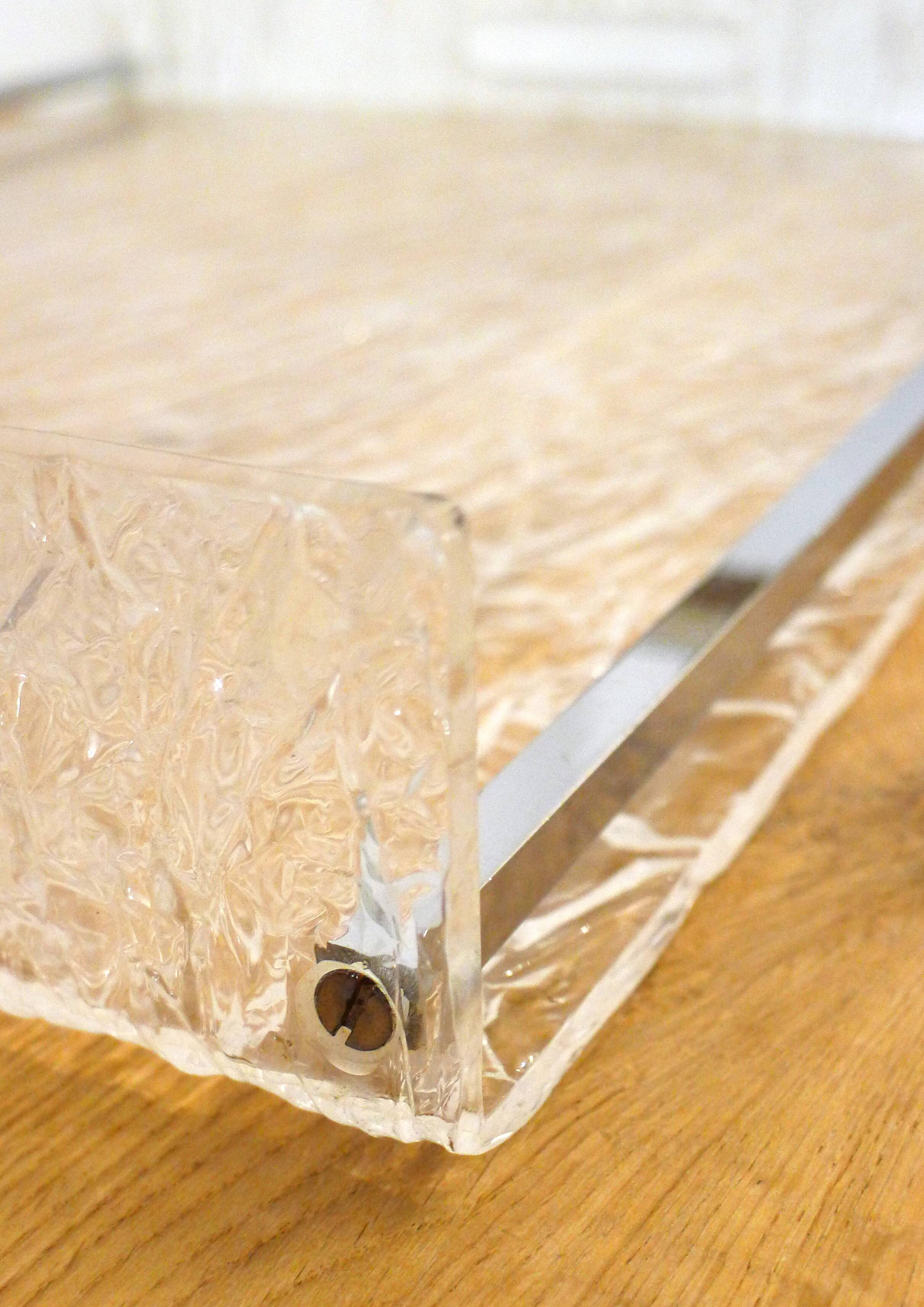 Large plateau 1970s in crumpled/frosted plexiglass & chrome strips